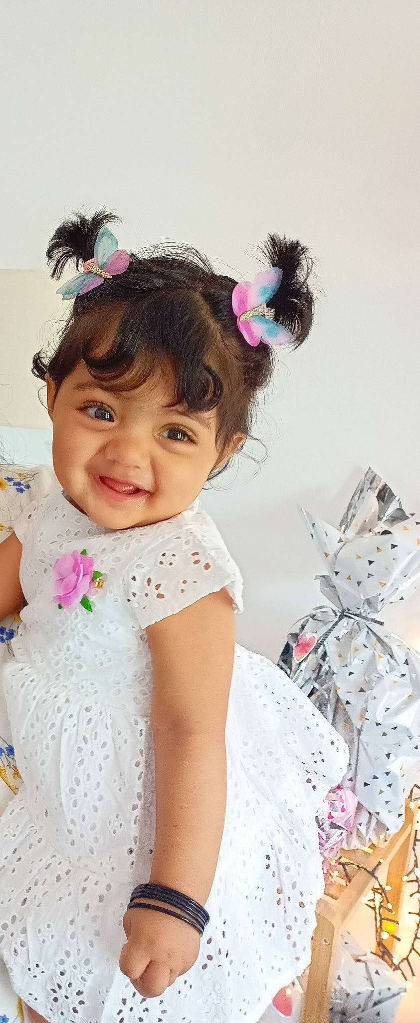 Ayra a rejoint le concours — aidez-le/la à gagner de superbes lots ! baby_toddler_clothing, beauty, dress, embellishment, eyelash, fashion, fashion_design, hairstyle, happy, headgear, headpiece, iris, joy, magenta, outerwear, person, pink, purple, sleeve, smile