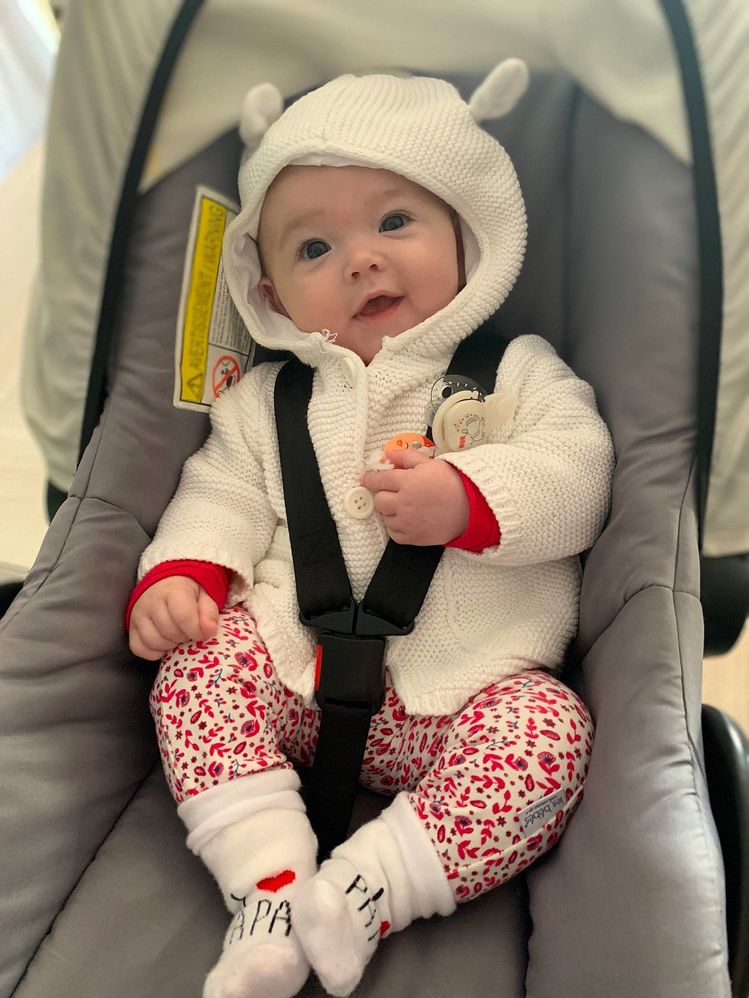 Elincia a rejoint le concours — aidez-le/la à gagner de superbes lots ! baby, baby_carriage, baby_safety, baby_toddler_clothing, car_seat, child, comfort, face, facial_expression, finger, headwear, human_body, knee, lap, person, seat_belt, skin, sleeve, sock, thigh