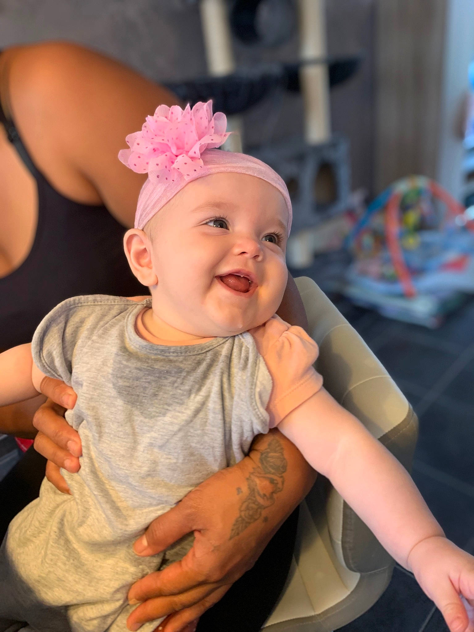 Elincia a rejoint le concours — aidez-le/la à gagner de superbes lots ! baby, baby_toddler_clothing, cheek, chin, ear, eye, eyelash, face, flash_photography, gesture, hairstyle, happy, headgear, headpiece, headwear, iris, joy, lip, person, pink