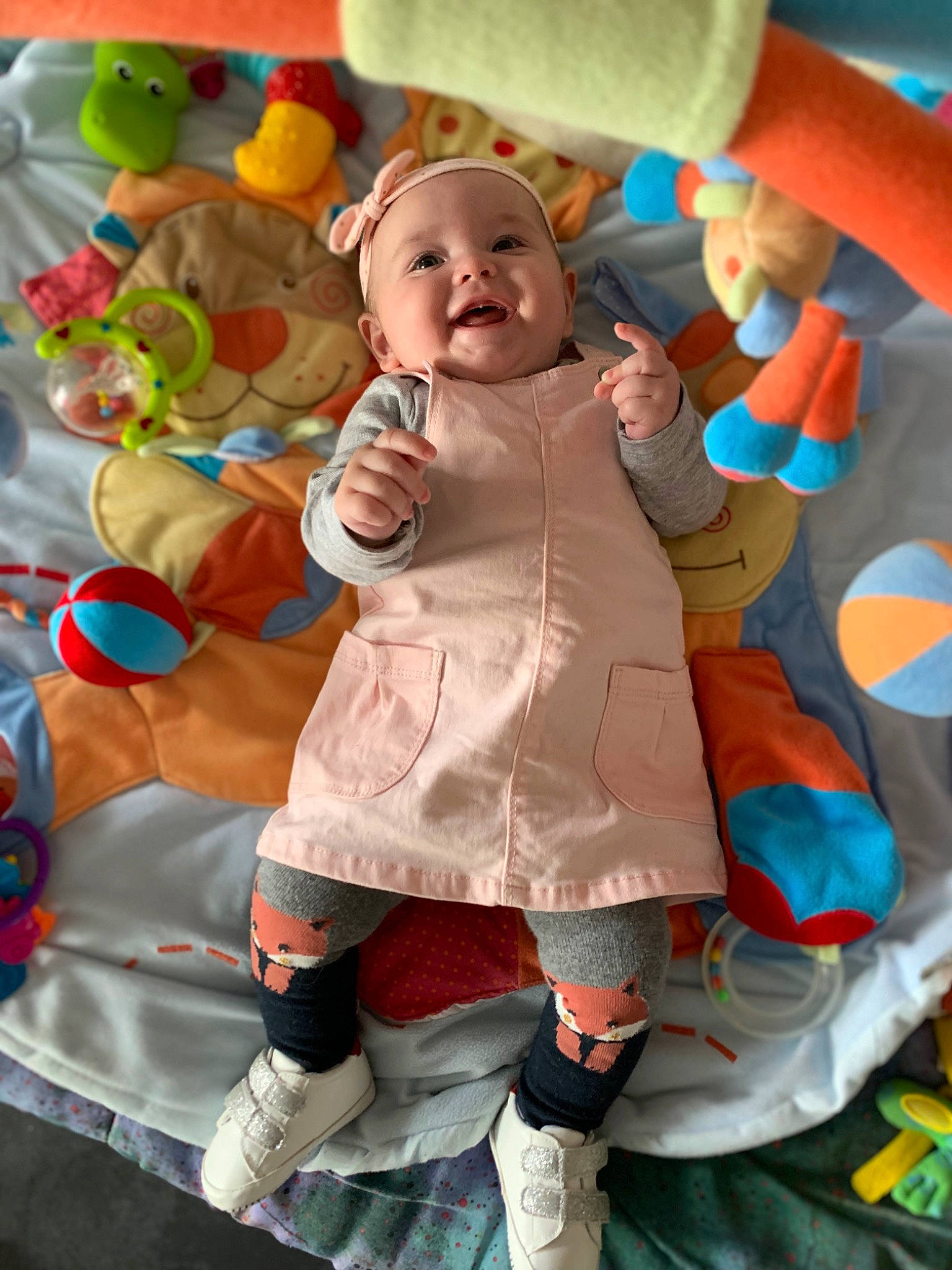 Elincia participe au concours pour gagner de l'argent avec cette photo : baby, baby_products, baby_toddler_clothing, child, event, fictional_character, fun, happy, head, headwear, leisure, orange, party_supply, person, pink, play, room, smile, sock, stuffed_toy