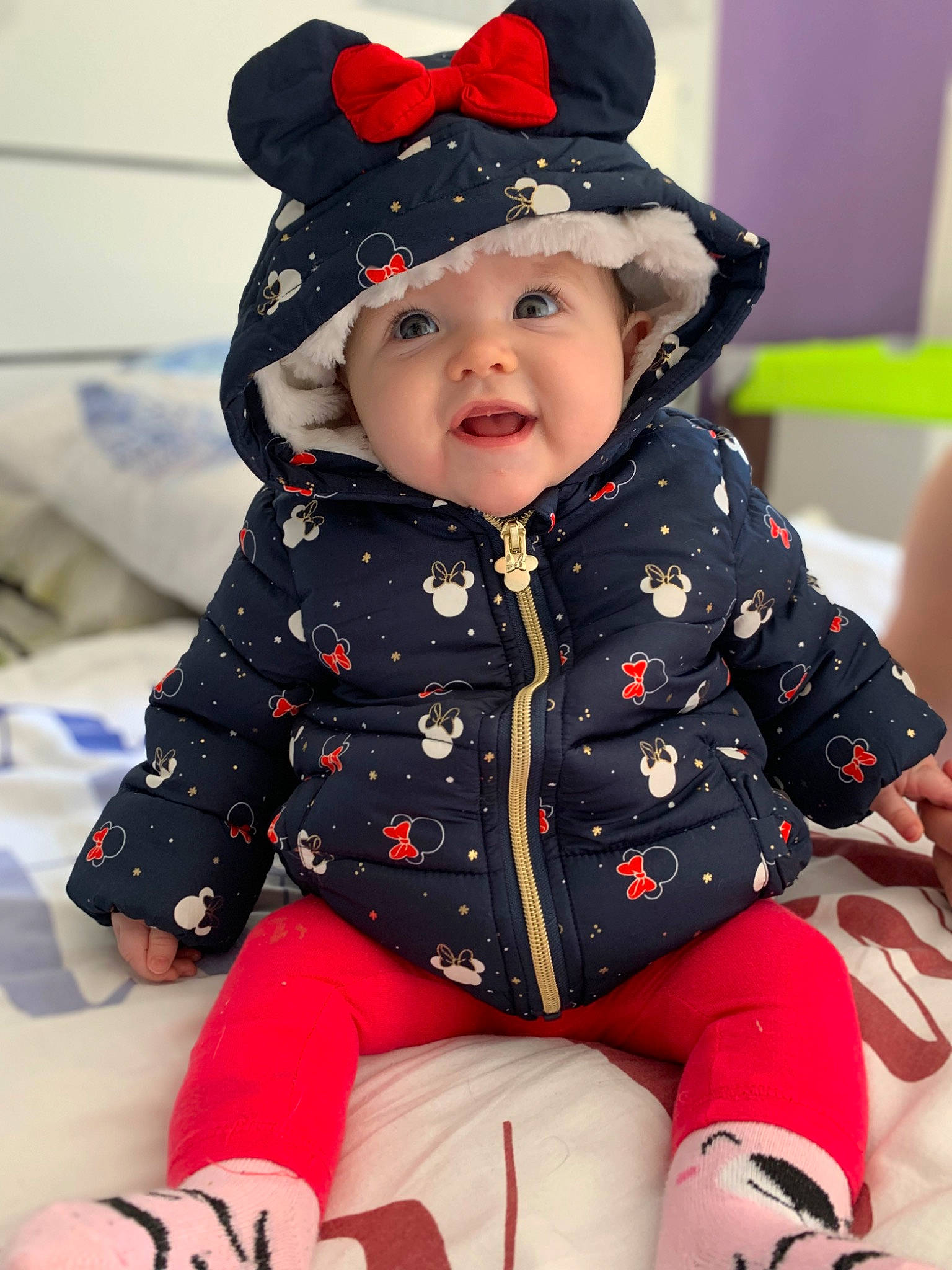 Elincia participe au concours pour gagner de l'argent avec cette photo : baby, baby_toddler_clothing, black, cap, child, collar, fun, happy, headgear, headwear, human_body, jacket, outerwear, pattern, person, pink, red, skin, sleeve, thigh