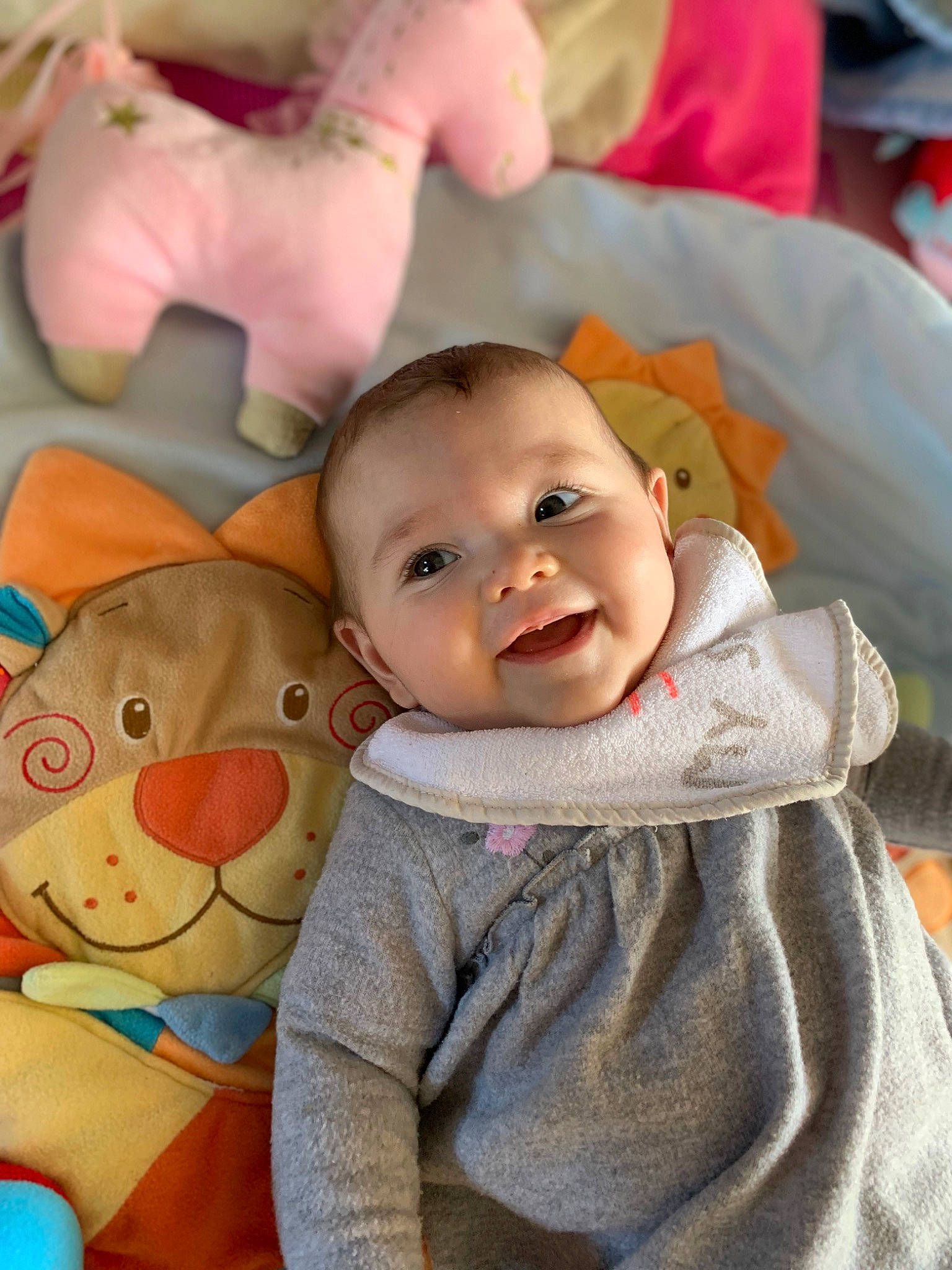 Elincia a rejoint le concours — aidez-le/la à gagner de superbes lots ! baby, baby_products, baby_toddler_clothing, cheek, child, eye, fun, hairstyle, happy, head, iris, nose, person, pink, room, sitting, skin, smile, stuffed_toy, toddler