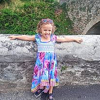 Evangélyne participe au concours pour gagner de l'argent avec cette photo : asphalt, child, day_dress, fun, grass, happy, joy, landscape, leisure, magenta, pattern, person, recreation, road, sandal, sleeve, smile, soil, toddler, travel