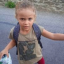 Evangélyne participe au concours pour gagner de l'argent avec cette photo : asphalt, child, electric_blue, face, fun, gesture, grass, hair, happy, head, leisure, pattern, person, recreation, sitting, sleeve, summer, t_shirt, thumb, toddler