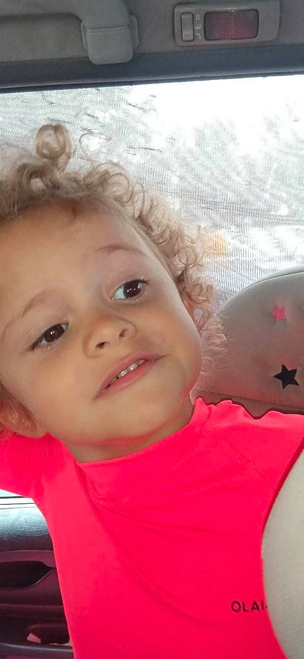 Evangélyne a rejoint le concours — aidez-le/la à gagner de superbes lots ! beauty, cheek, child, eye, eyebrow, eyelash, fun, gesture, hairstyle, happy, head, human_body, iris, lip, mouth, nose, person, skin, smile, t_shirt