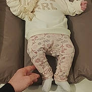 Alyssia a rejoint le concours — aidez-le/la à gagner de superbes lots ! baby, bedroom, blanket, changing_pad, clip, cozy, floor, floral_leggings, hand, home_interior, infant, newborn, onesie, pacifier, person, portrait, socks, soft_toy_clip, towel, watermark