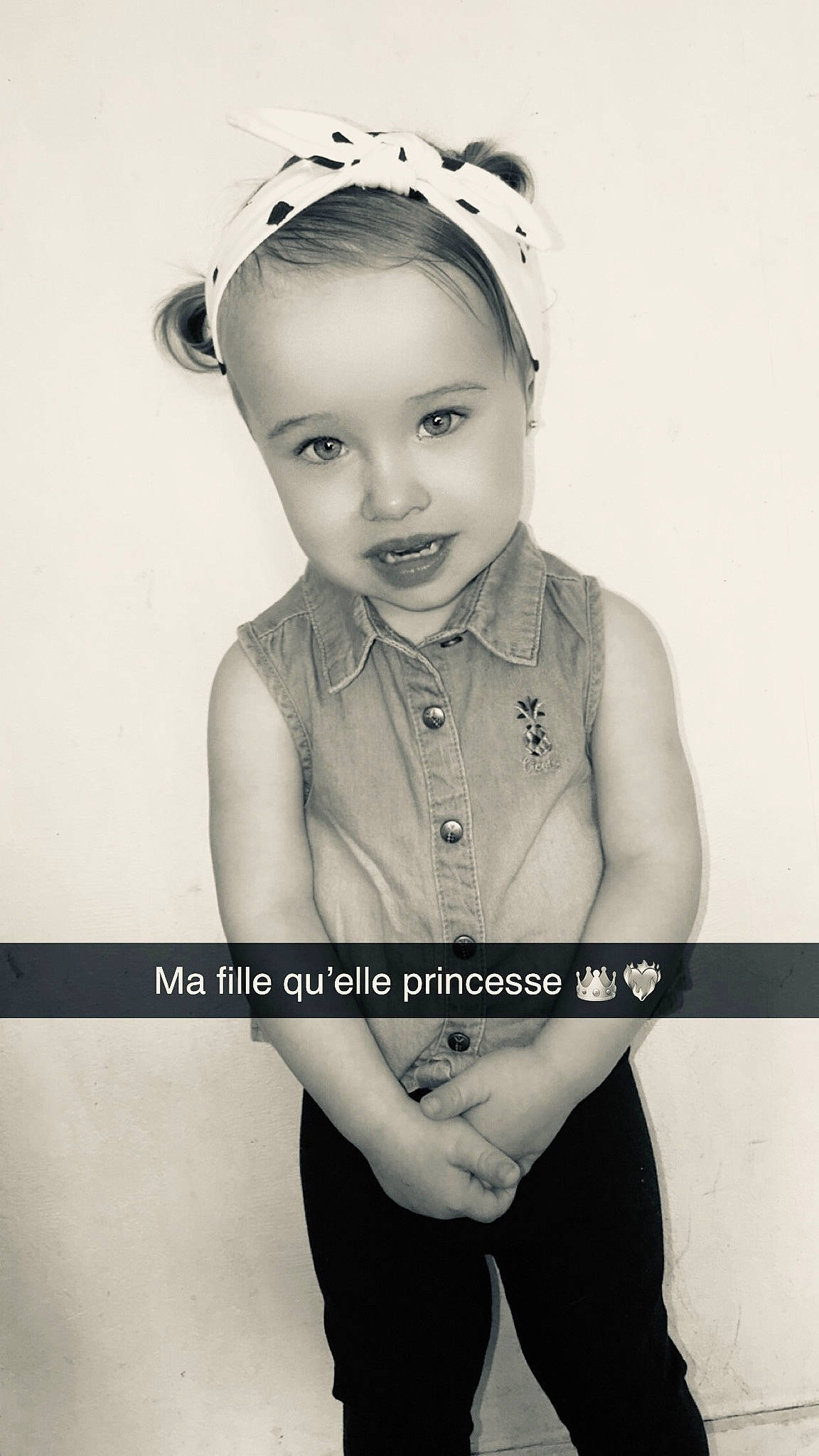 Lorenza a rejoint le concours — aidez-le/la à gagner de superbes lots ! black, black_and_white, chest, clothing, collar, cool, eyebrow, eyewear, face, flash_photography, gesture, hairstyle, happy, headgear, neck, necklace, person, sleeve, style, waist