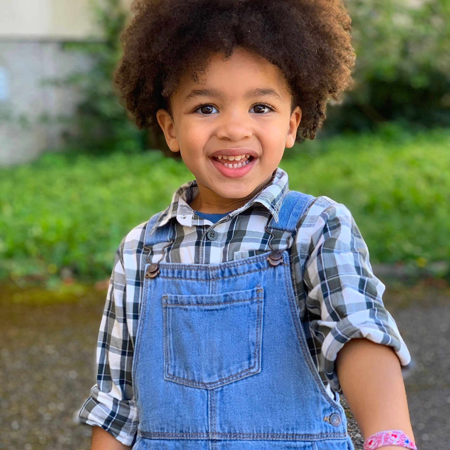 Kenaan participe au concours pour gagner de l'argent avec cette photo : accessories, blackhair, child, clothing, dress, face, female, girl, hair, happy, head, jeans, pants, person, photography, portrait, shorts, sleeve, smile, vest