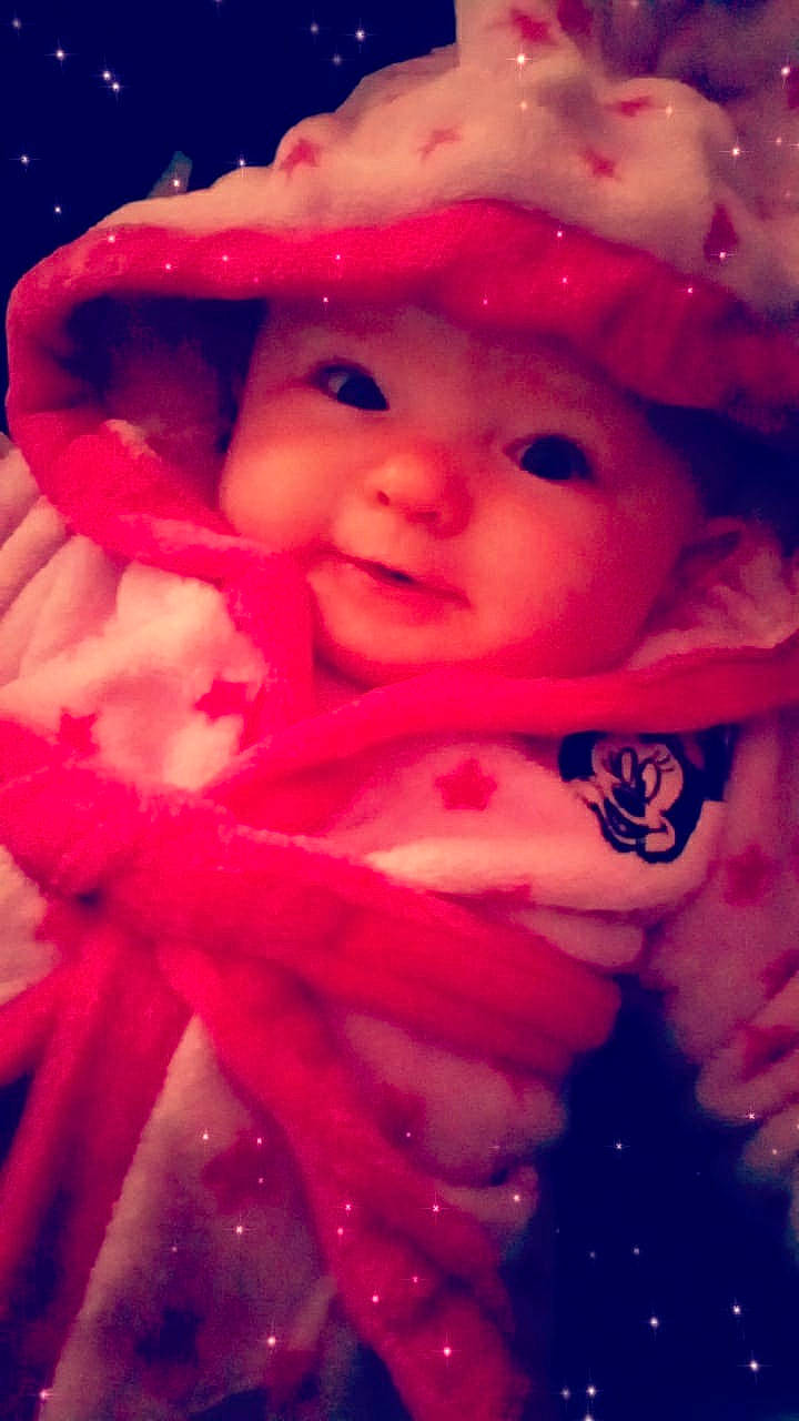 Lenna participe au concours pour gagner de l'argent avec cette photo : cheek, child, close_up, computer_wallpaper, face, fun, girl, infant, lip, magenta, mouth, person, petal, pink, skin, sky, smile, toddler