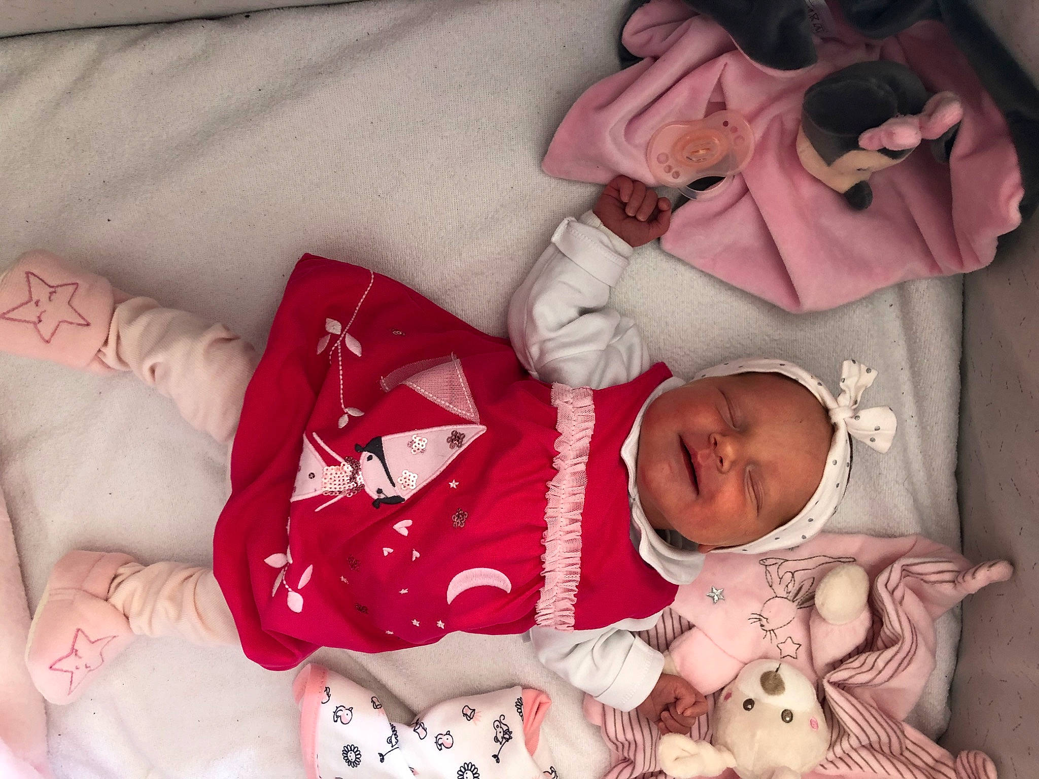 Ilouna participe au concours pour gagner de l'argent avec cette photo : baby, baby_products, baby_sleeping, bedtime, birth, child, comfort, hand, nap, person, pink, product, sleep, toddler