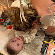 Swann a rejoint le concours — aidez-le/la à gagner de superbes lots ! baby, infant, child, parent, playmat, toys, soft_toy, hair_bun, interaction, smile, looking_up, blanket, indoor, parenting, close_up, floor, cuddling, eye_contact, cute, playtime