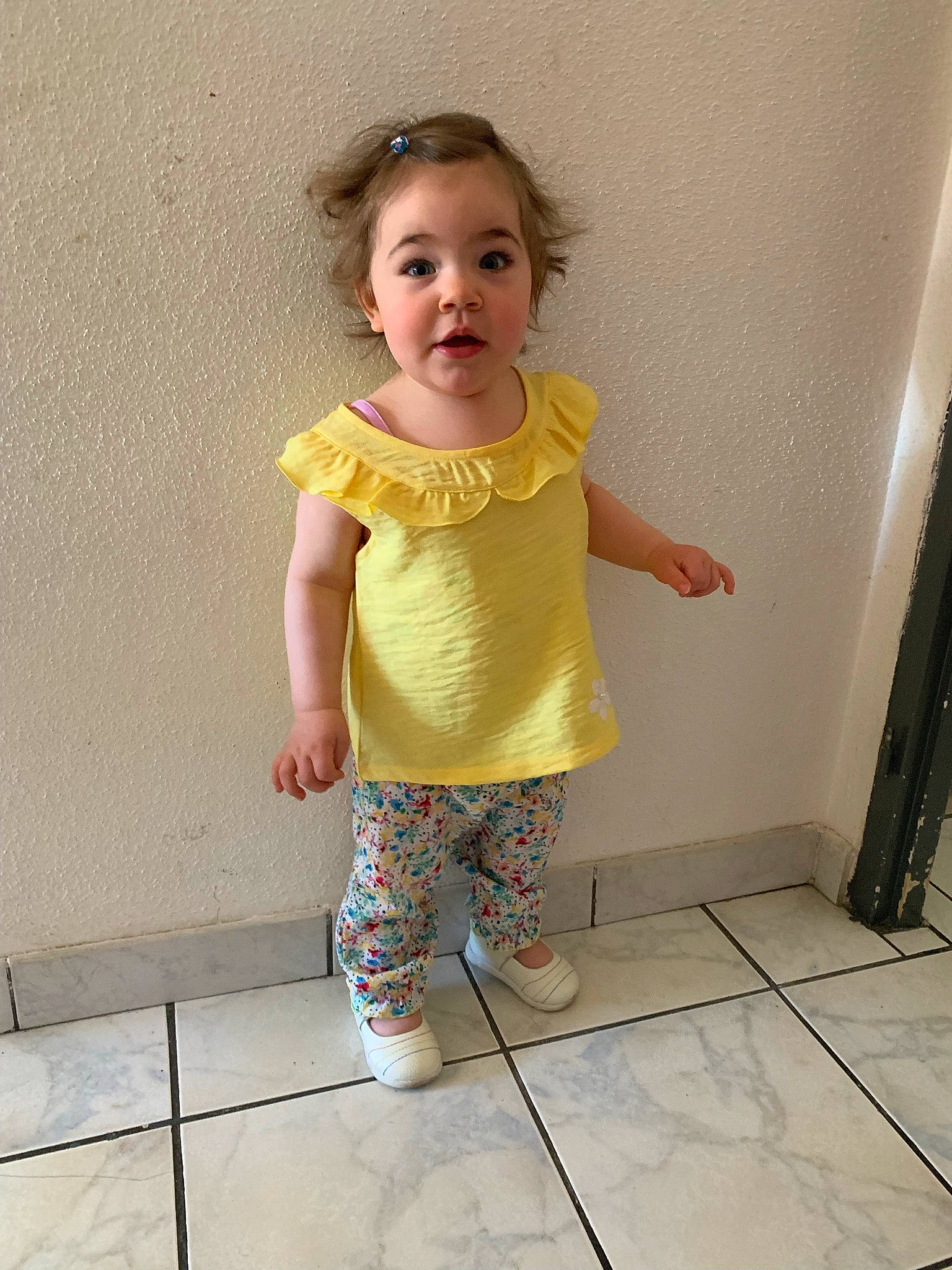 Lolie a rejoint le concours — aidez-le/la à gagner de superbes lots ! baby_toddler_clothing, child, face, fashion_design, flooring, foot, hand, happy, head, human_body, human_leg, knee, leg, magenta, pattern, peach, person, sleeve, t_shirt, toddler