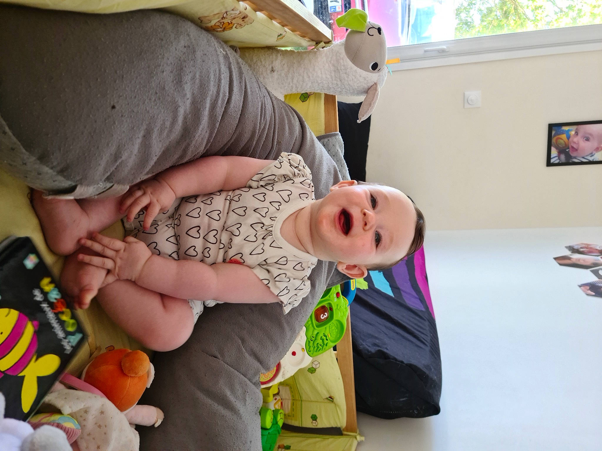 Liana participe au concours pour gagner de l'argent avec cette photo : baby, child, person, play, room, toddler