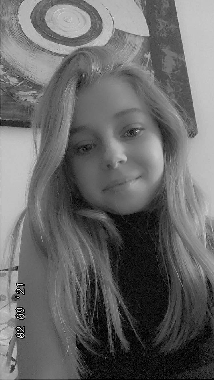 Celia participe au concours pour gagner de l'argent avec cette photo : black, black_and_white, chin, eye, eyebrow, eyelash, facial_expression, flash_photography, forehead, happy, head, iris, jaw, joy, lip, mouth, nose, person, skin, smile