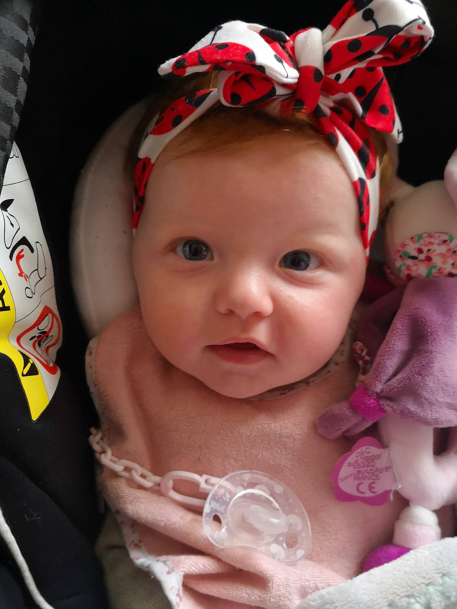 Hanna a rejoint le concours — aidez-le/la à gagner de superbes lots ! arm, baby, baby_toddler_clothing, cheek, chin, dress, eye, eyebrow, hairstyle, happy, head, human, human_body, iris, lip, mouth, organ, person, pink, skin