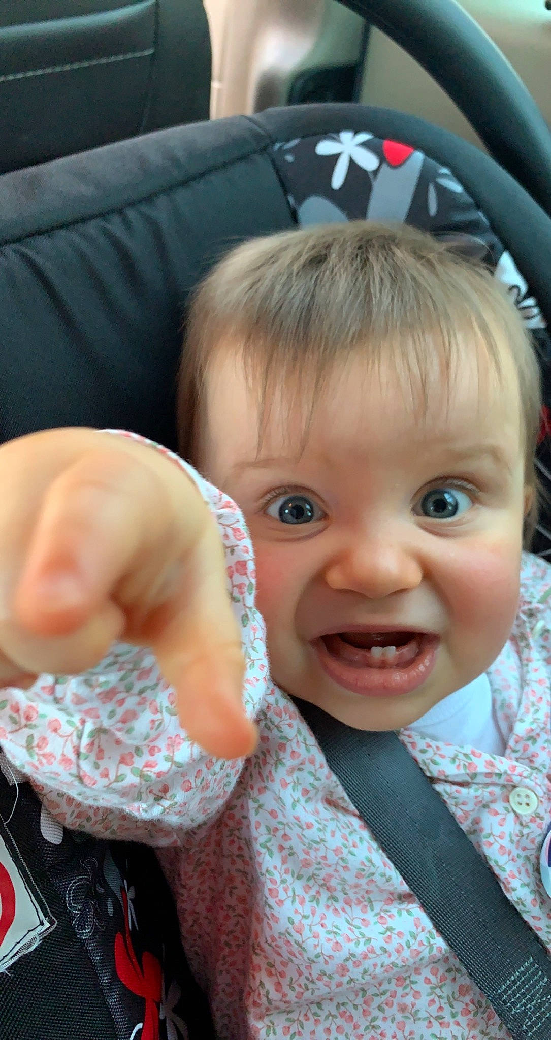 Alycia a rejoint le concours — aidez-le/la à gagner de superbes lots ! baby, baby_toddler_clothing, cheek, chin, eye, eyebrow, eyelash, face, facial_expression, gesture, hairstyle, head, human, iris, lip, mouth, nose, organ, person, skin