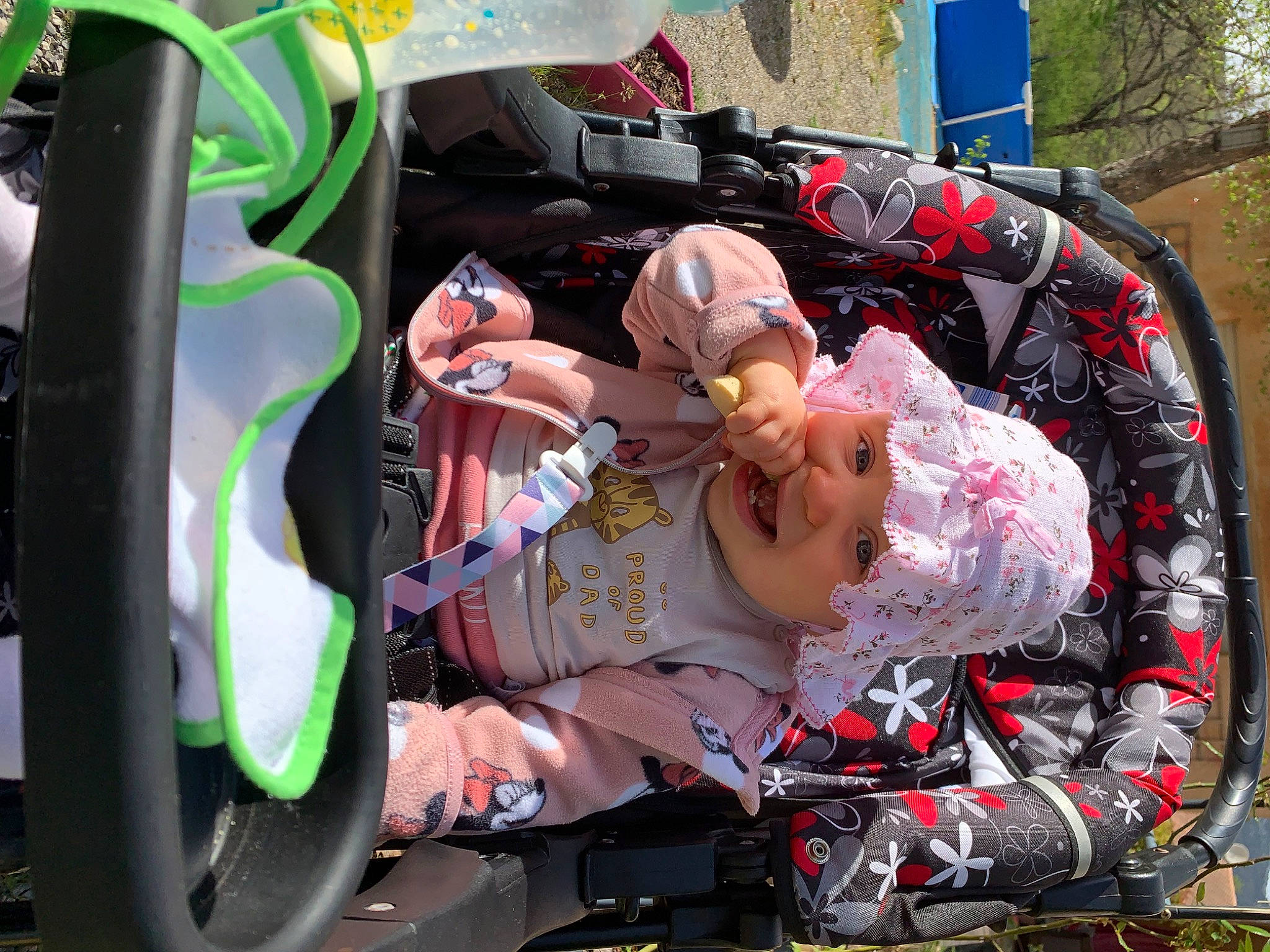 Alycia participe au concours pour gagner de l'argent avec cette photo : auto_part, automotive_exterior, baby, baby_carriage, baby_products, bag, car_seat, child, event, fun, headwear, lap, leisure, luggage_and_bags, motor_vehicle, person, personal_protective_equipment, recreation, tire, toddler