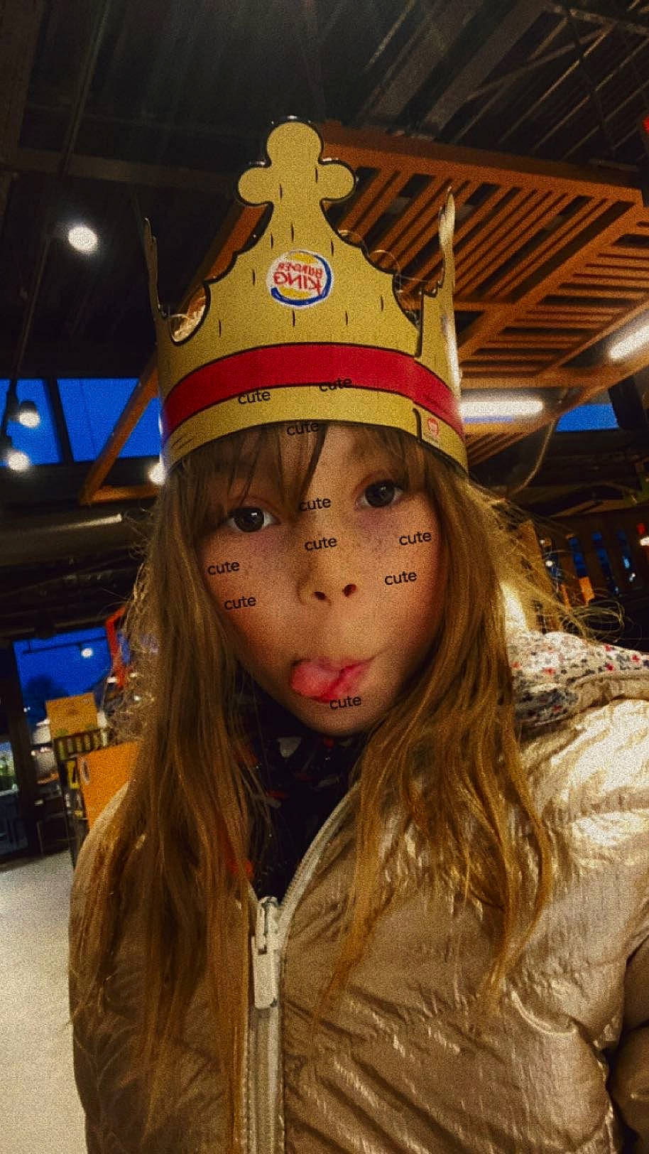 Laly participe au concours pour gagner de l'argent avec cette photo : baseball_cap, cap, child, facial_expression, fashion_accessory, fun, happy, leisure, lip, logo, person, personal_protective_equipment, portrait_photography, recreation, toddler, tourism, uniform, winter