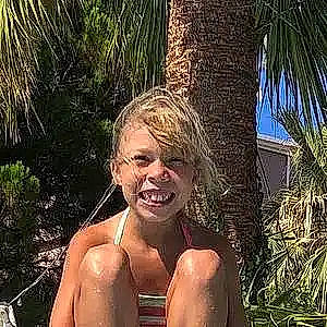 Laly a rejoint le concours — aidez-le/la à gagner de superbes lots ! arecales, barechested, bathing, body_of_water, chest, eyewear, fun, happy, head, human_body, joy, leisure, people_in_nature, person, plant, recreation, selfie, sky, smile, swimwear