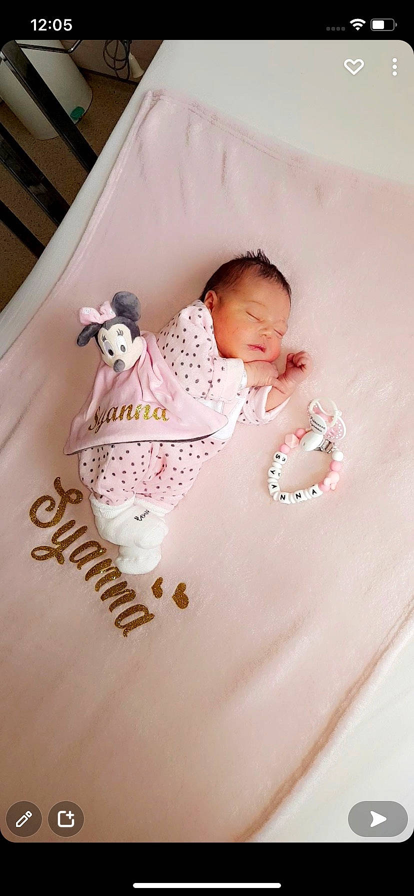 Syanna a rejoint le concours — aidez-le/la à gagner de superbes lots ! baby, baby_products, baby_sleeping, baby_toddler_clothing, bedding, child, comfort, font, happy, infant_bed, linens, magenta, pattern, person, pink, sleeve, sugar_cake, sweetness, t_shirt, textile