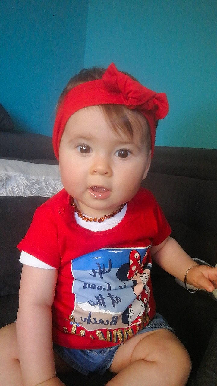 Maddy a rejoint le concours — aidez-le/la à gagner de superbes lots ! baby, baby_toddler_clothing, cheek, child, hair_accessory, head, headgear, person, skin, smile, t_shirt, toddler