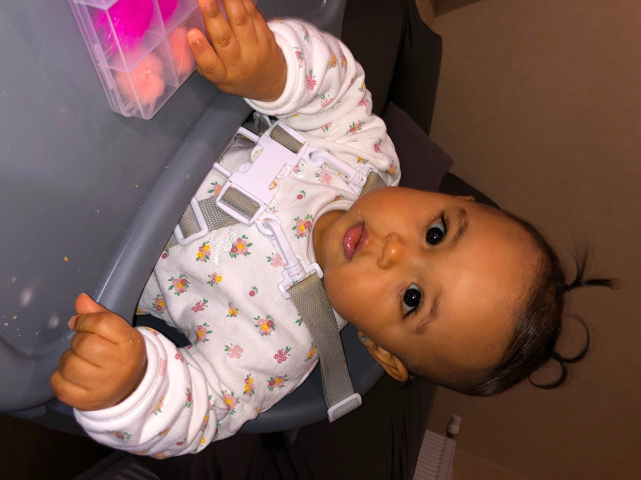 Aliyah a rejoint le concours — aidez-le/la à gagner de superbes lots ! baby, baby_products, baby_toddler_clothing, cheek, child, facial_expression, finger, fun, gesture, hand, happy, lip, magenta, mouth, nose, person, product, room, sitting, skin