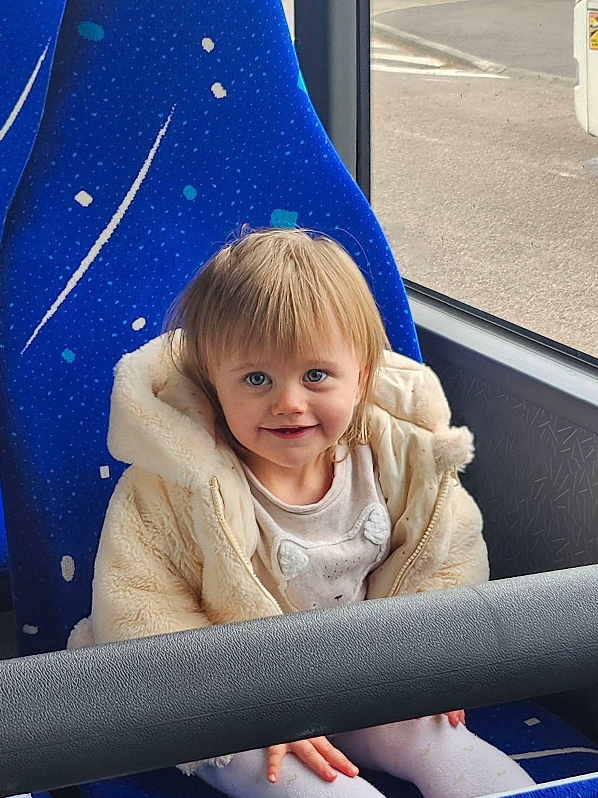 Eléna a rejoint le concours — aidez-le/la à gagner de superbes lots ! auto_part, baby, blue, child, comfort, electric_blue, facial_expression, fun, happy, joy, leisure, pattern, person, product, room, sitting, smile, toddler, travel, vacation