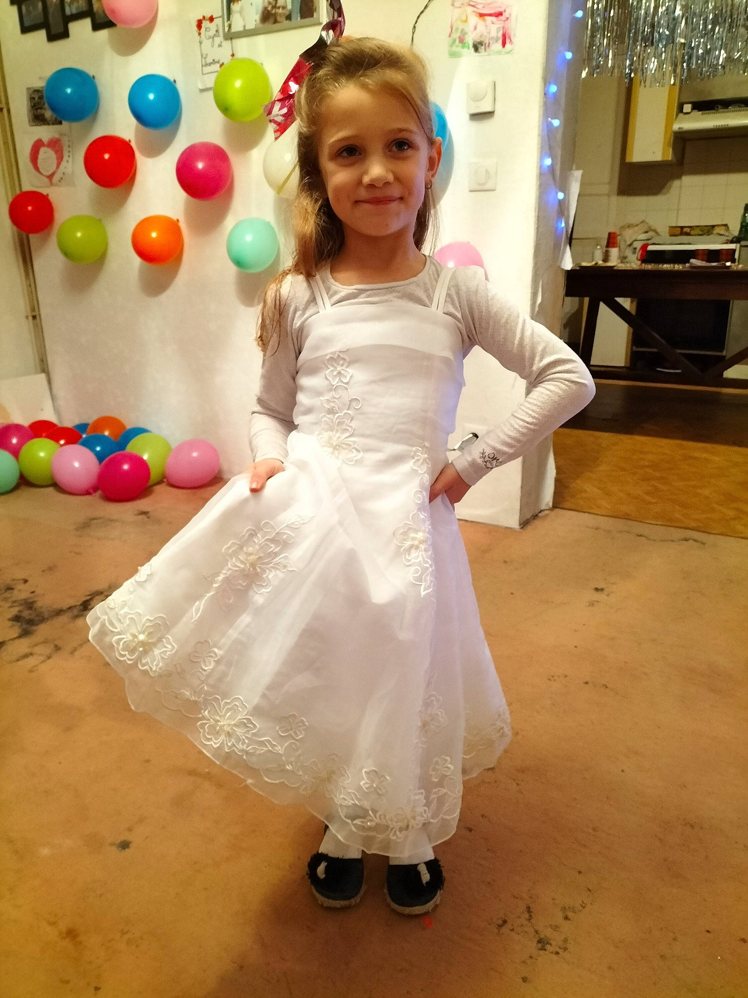 Laurolay participe au concours pour gagner de l'argent avec cette photo : balloon, child, costume, dress, event, fashion_design, flooring, formal_wear, fun, happy, houseplant, joy, magenta, party, party_supply, person, play, room, sandal, smile