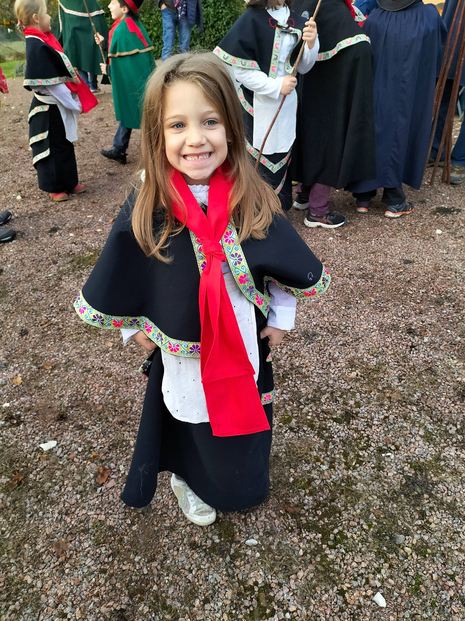 Laurolay a rejoint le concours — aidez-le/la à gagner de superbes lots ! child, clothing, costume, event, face, fun, grass, happy, holiday, joy, leisure, pattern, person, plant, public_event, recreation, smile, sneakers, soil, toddler