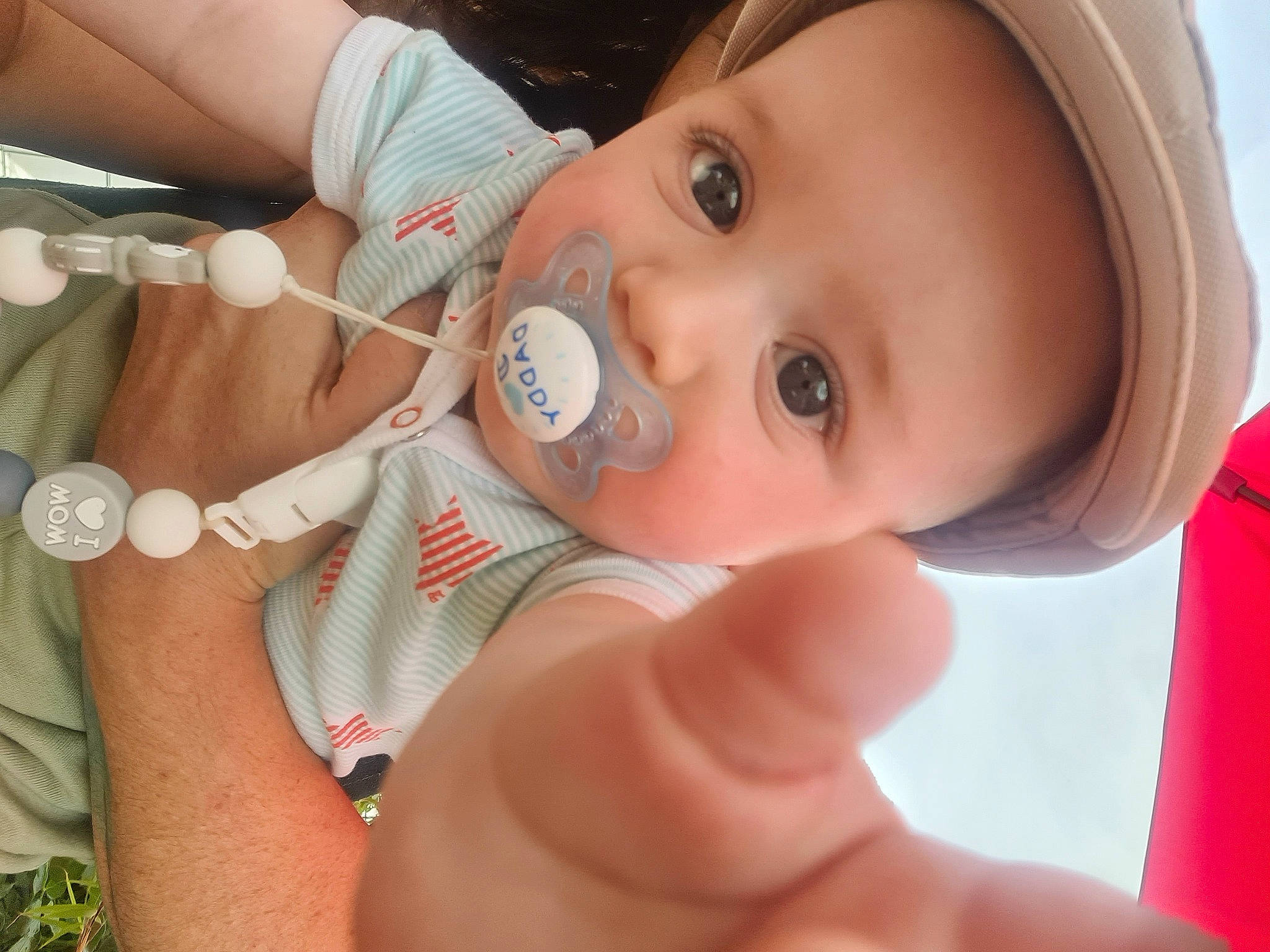 Nohan participe au concours pour gagner de l'argent avec cette photo : baby, cap, cheek, ear, eye, eyebrow, eyelash, face, finger, gesture, hand, happy, iris, lip, mouth, muscle, nose, person, skin, smile