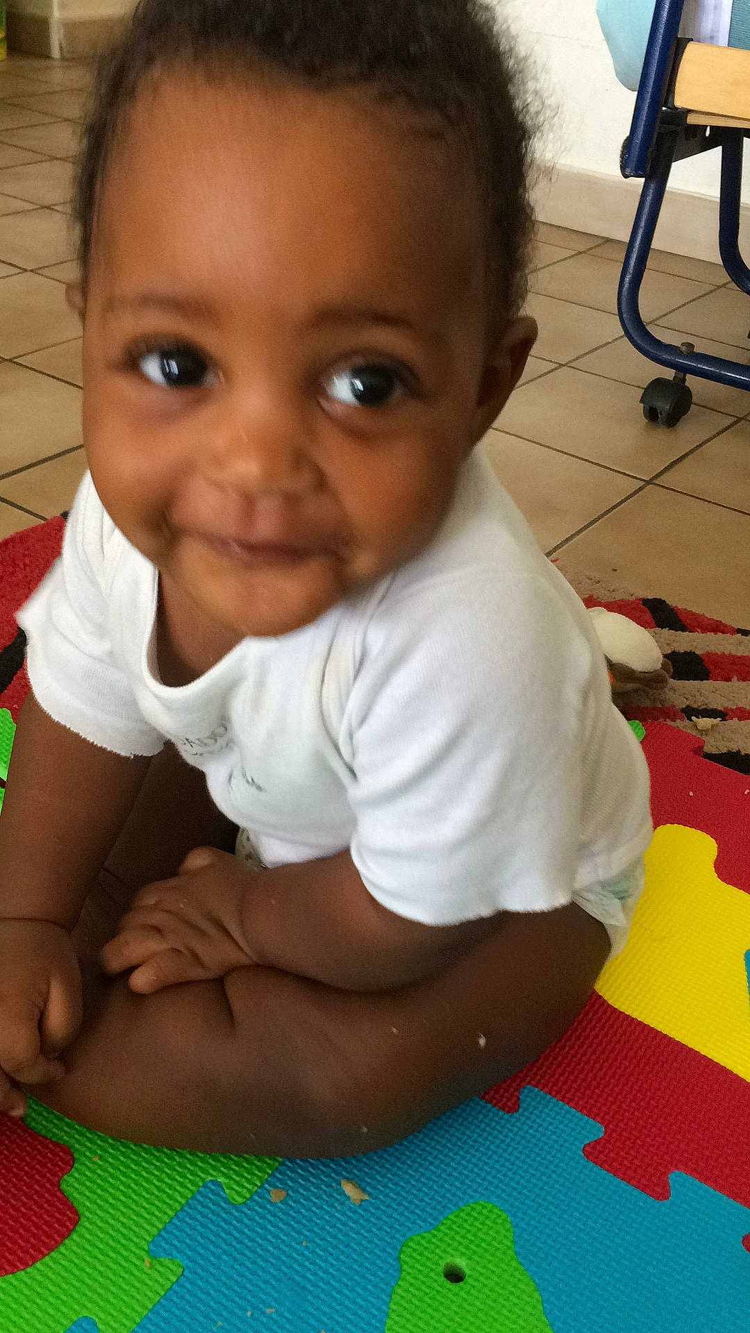 Djanael a rejoint le concours — aidez-le/la à gagner de superbes lots ! arm, baby, cheek, chin, eye, finger, floor, flooring, hand, happy, head, iris, joy, lip, mammal, mouth, nose, person, skin, smile