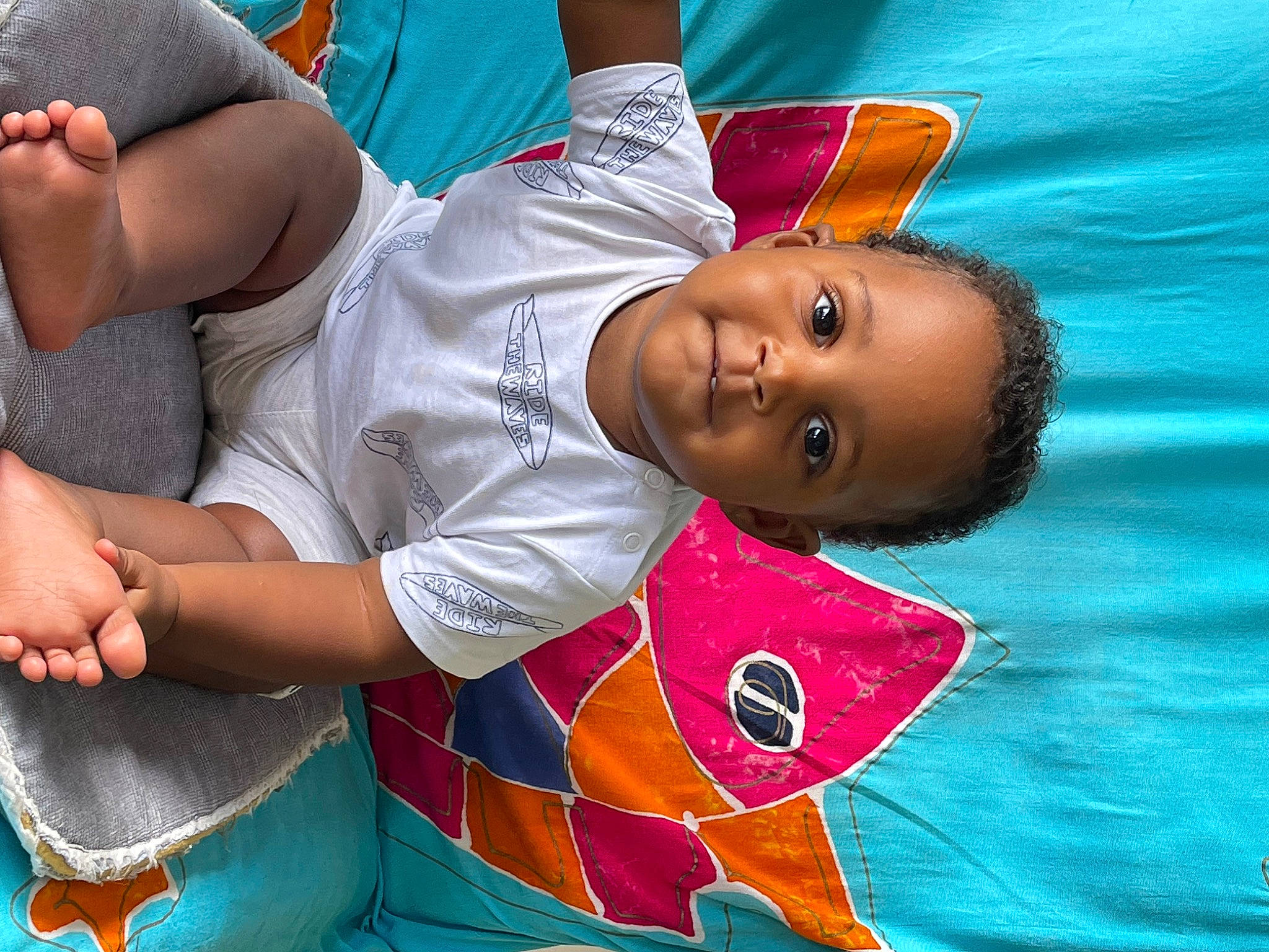 Djanael a rejoint le concours — aidez-le/la à gagner de superbes lots ! arm, child, cool, foot, fun, gesture, grass, hand, happy, human_body, human_leg, joy, knee, leisure, mouth, person, recreation, shorts, smile, thigh