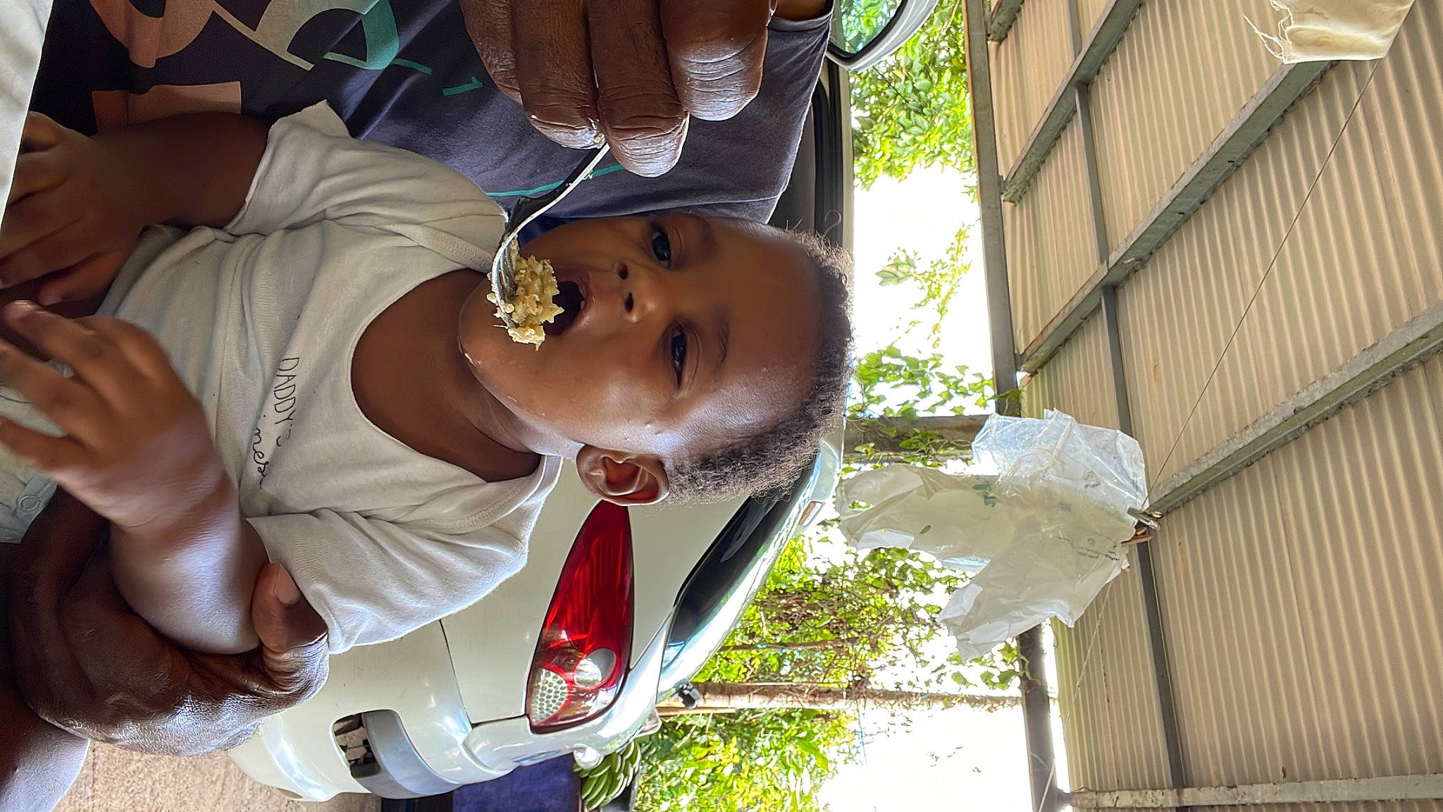 Djanael participe au concours pour gagner de l'argent avec cette photo : baby, chest, child, eyewear, fun, grass, happy, hat, leisure, mouth, person, plant, recreation, sunglasses, t_shirt, toddler, tree, vacation, white, wood