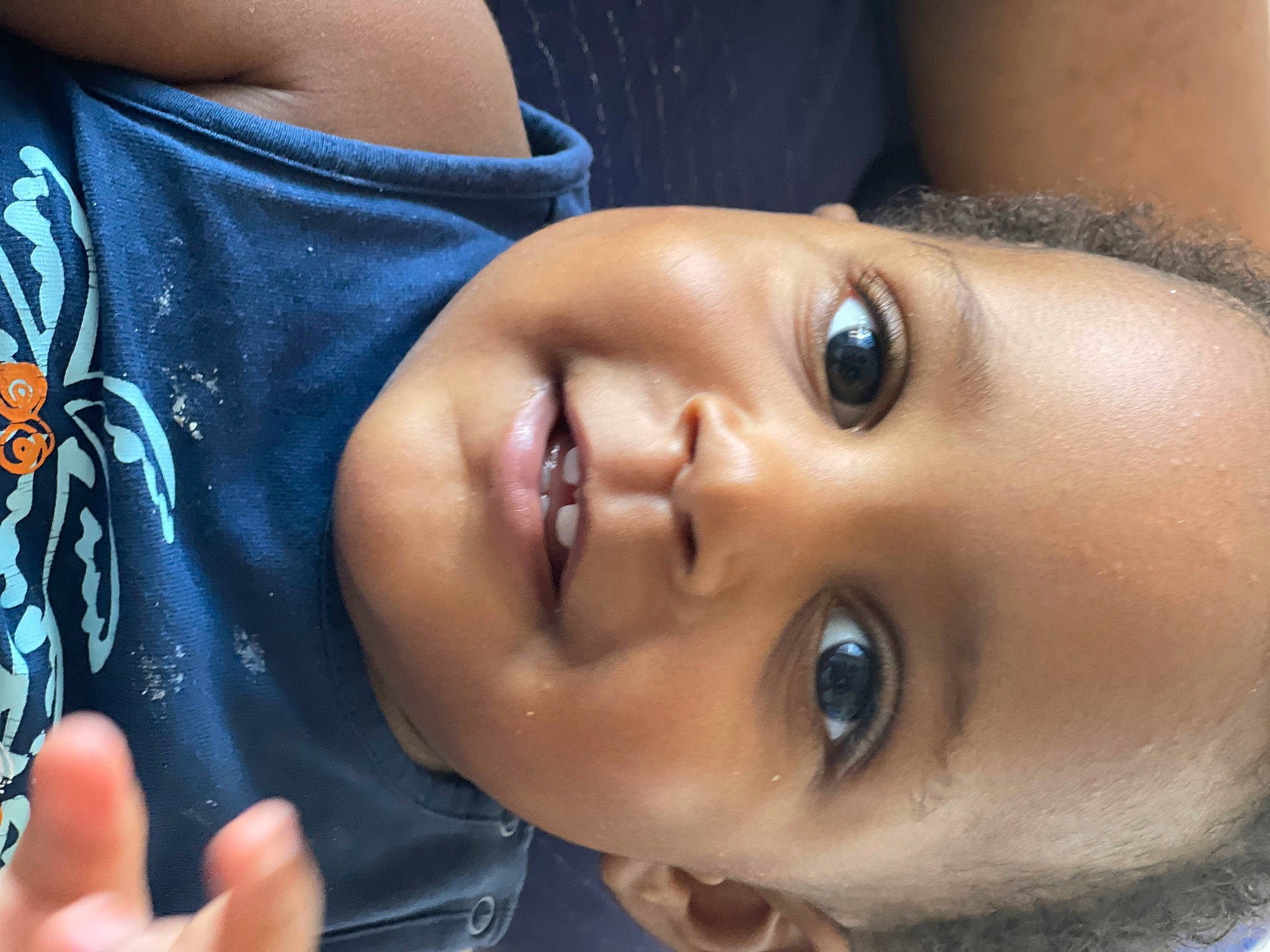 Djanael participe au concours pour gagner de l'argent avec cette photo : black_hair, cheek, chin, ear, eyebrow, eyelash, finger, forehead, human_body, iris, jaw, joy, lip, mouth, muscle, neck, nose, person, skin, smile