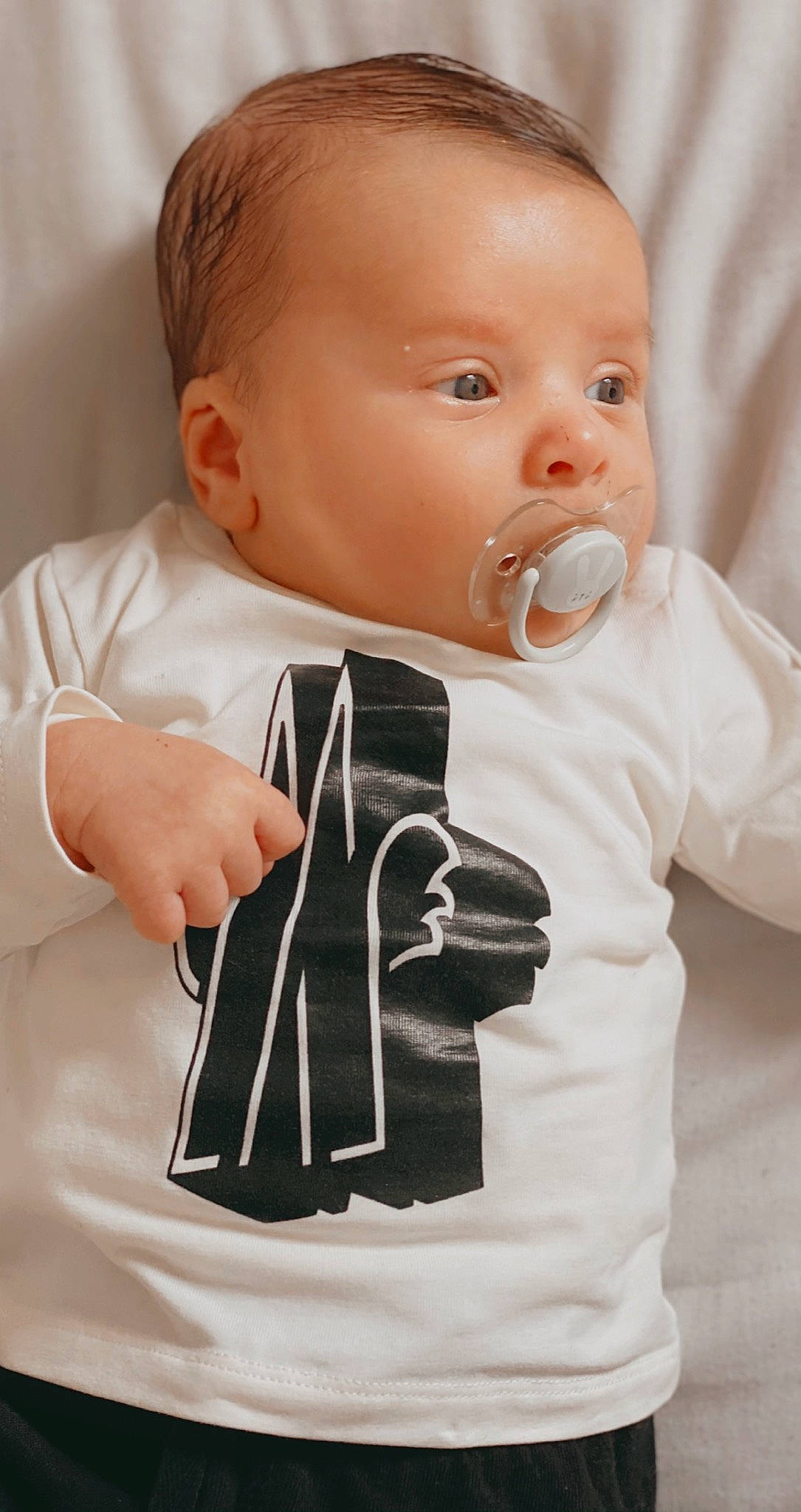 Keyan a rejoint le concours — aidez-le/la à gagner de superbes lots ! arm, baby, baby_products, baby_toddler_clothing, cheek, child, collar, comfort, drinkware, eyelash, formal_wear, gesture, happy, neck, outerwear, pattern, person, skin, sleeve, thumb