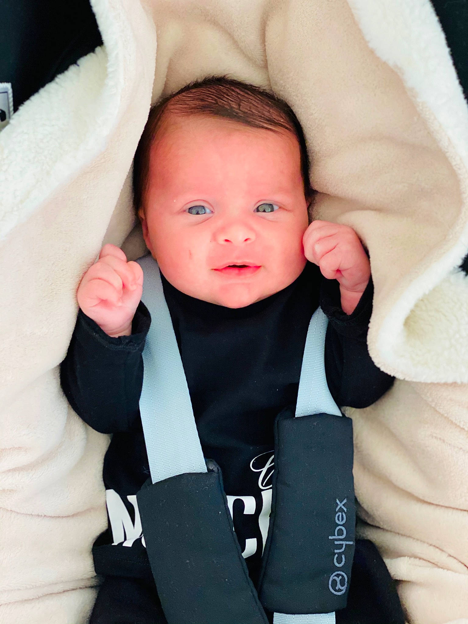 Keyan a rejoint le concours — aidez-le/la à gagner de superbes lots ! baby, baby_products, baby_safety, baby_toddler_clothing, cheek, comfort, eyelash, face, fashion_accessory, finger, gesture, hand, nail, person, personal_protective_equipment, product, service, skin, sleeve, thumb