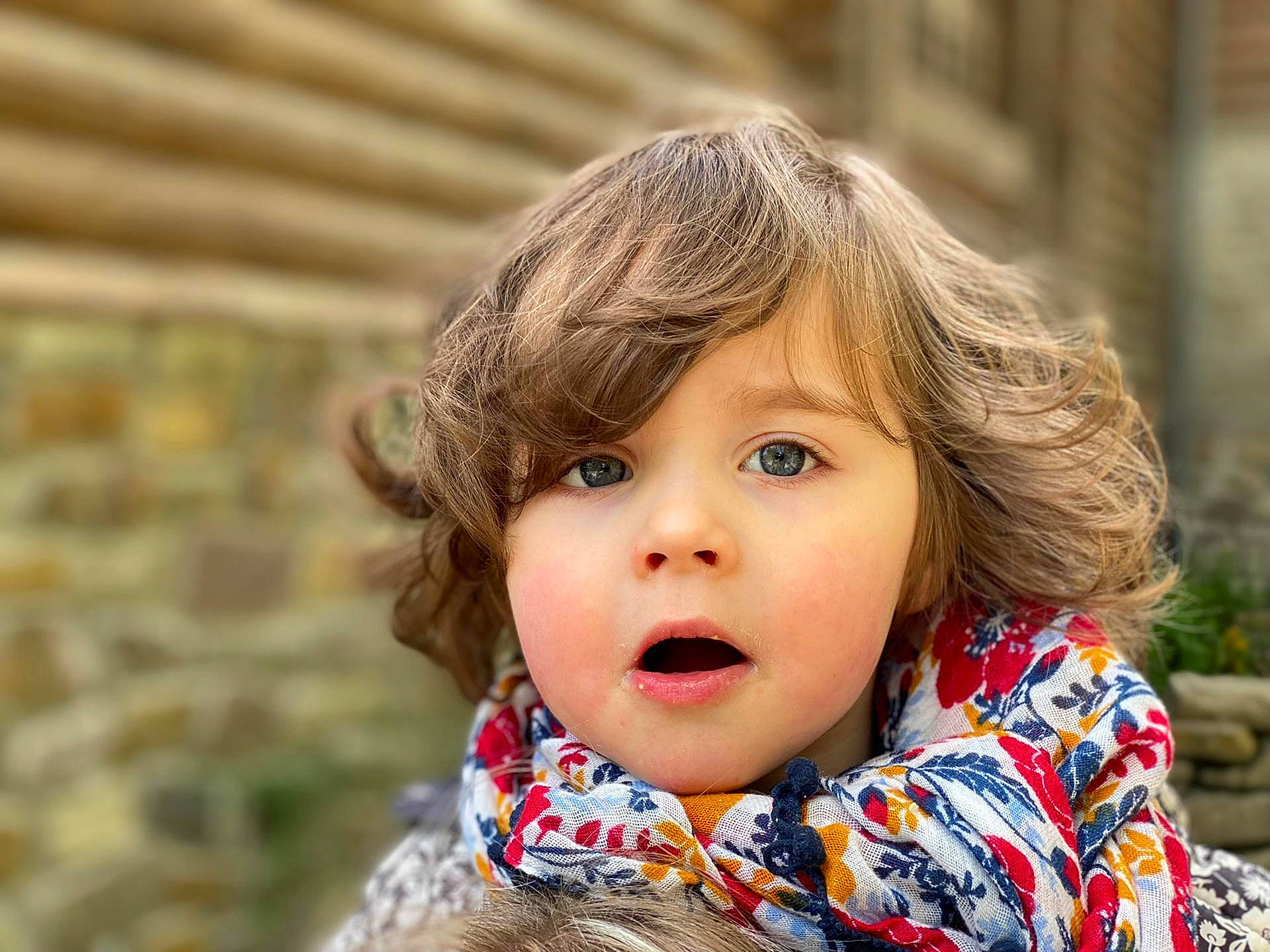 Charlotte participe au concours pour gagner de l'argent avec cette photo : cheek, child, chin, eye, eyebrow, eyelash, flash_photography, fun, grass, happy, head, iris, lip, nose, people_in_nature, person, skin, surprise, toddler, tree