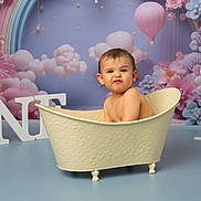 Andréa a rejoint le concours — aidez-le/la à gagner de superbes lots ! baby, birthday, celebration, child, clouds, cute, decorations, expression, flowers, heart_decoration, indoor, one_year_old, pastel_colors, playful, portrait, rainbow, smile, studio, tub, young