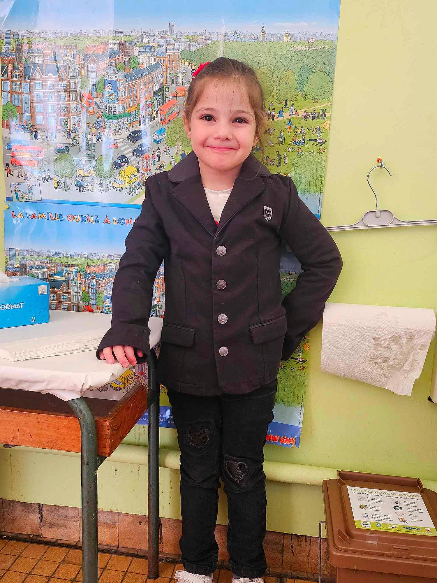 Sydney participe au concours pour gagner de l'argent avec cette photo : art, blazer, chair, child, event, formal_wear, job, joy, office_supplies, pattern, person, room, school, sleeve, smile, suit, table, uniform, visual_arts