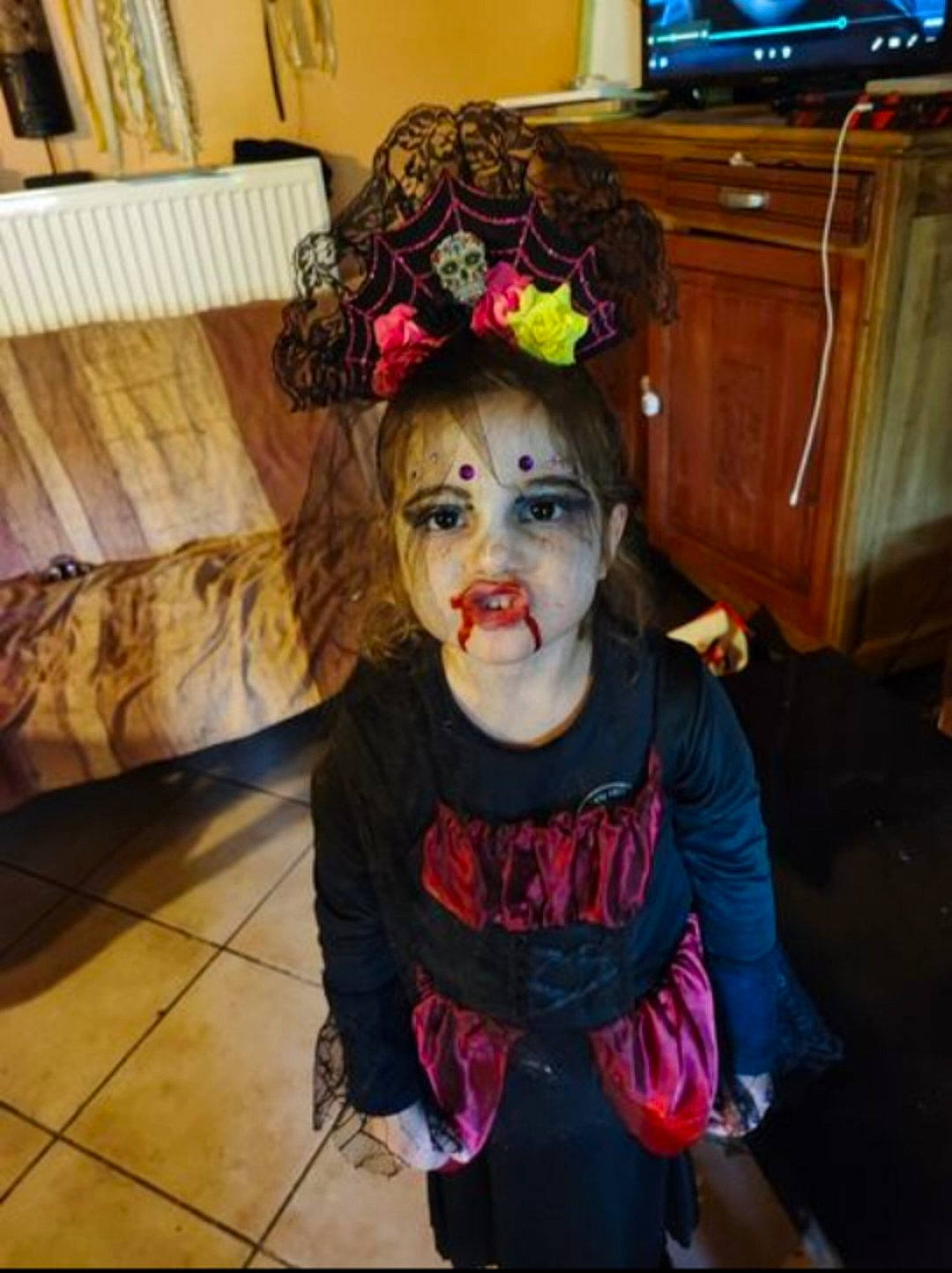 Sydney a rejoint le concours — aidez-le/la à gagner de superbes lots ! child, costume, costume_hat, fashion_accessory, fashion_design, flooring, fun, fur, hat, headgear, headpiece, iris, person, picture_frame, room, television, television_set, toddler, tradition, wig