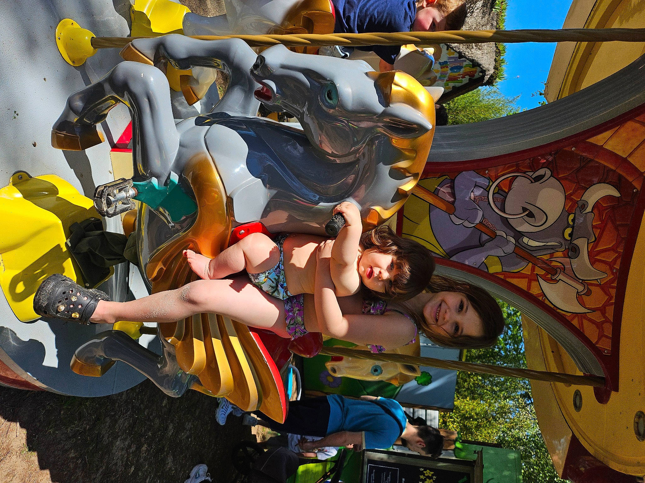 Sydney participe au concours pour gagner de l'argent avec cette photo : amusement_park, amusement_ride, city, event, fiction, fictional_character, fun, joy, leisure, machine, nonbuilding_structure, person, public_space, recreation, shorts, tourist_attraction, travel, vacation, yellow