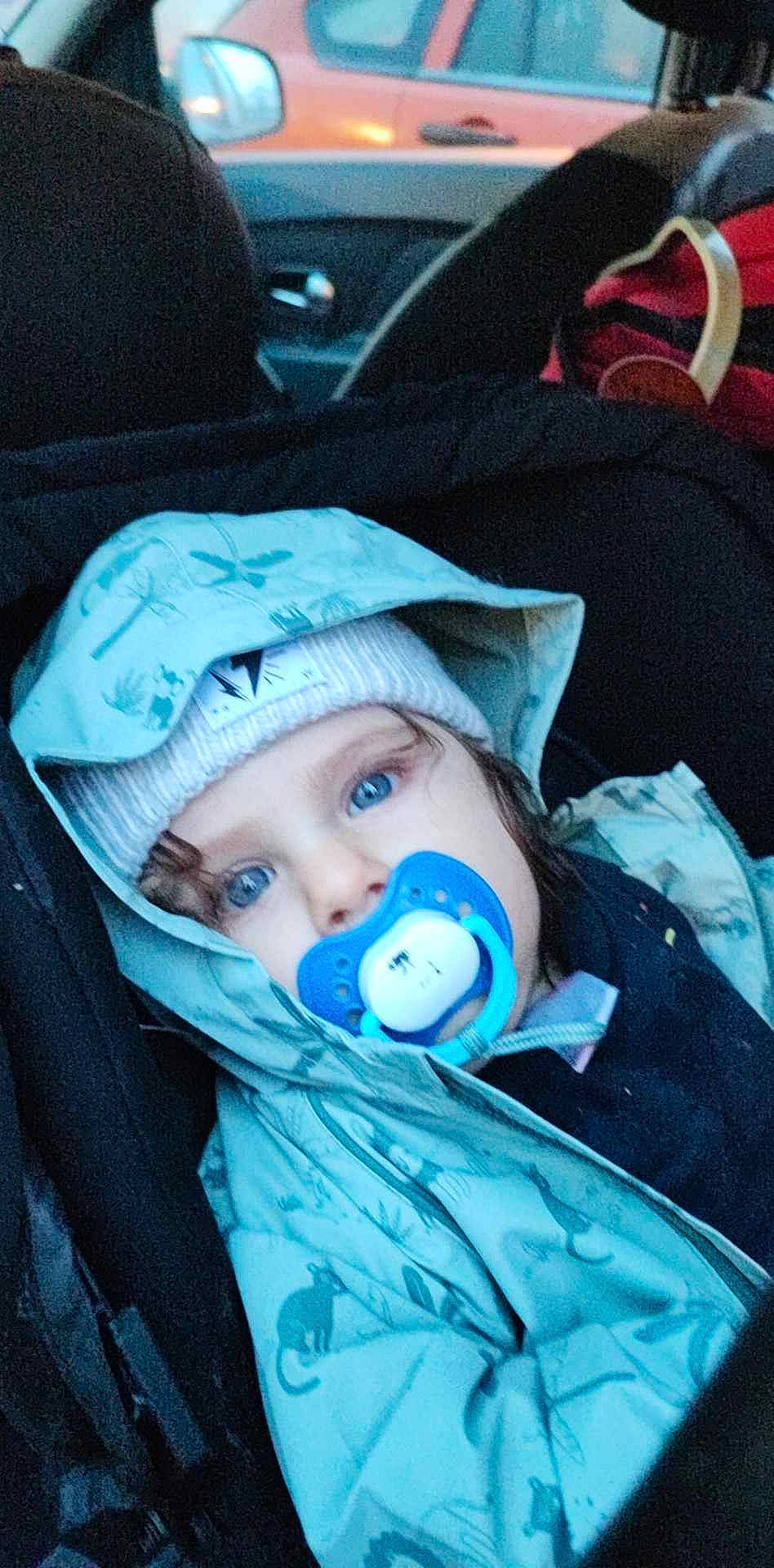 Kayden a rejoint le concours — aidez-le/la à gagner de superbes lots ! auto_part, baby, baby_carriage, baby_products, baby_safety, baby_toddler_clothing, car_seat, cheek, child, comfort, electric_blue, headwear, person, toddler, winter