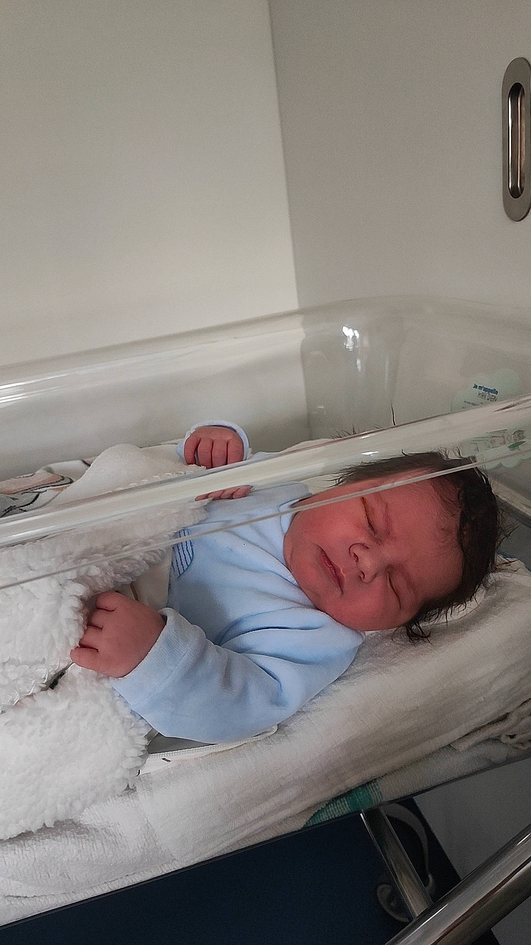 Kayden a rejoint le concours — aidez-le/la à gagner de superbes lots ! baby, baby_products, baby_safety, bed, child, childbirth, comfort, event, health_care, hospital, hospital_bed, infant_bed, linens, medical, medical_equipment, nap, patient, person, room, service