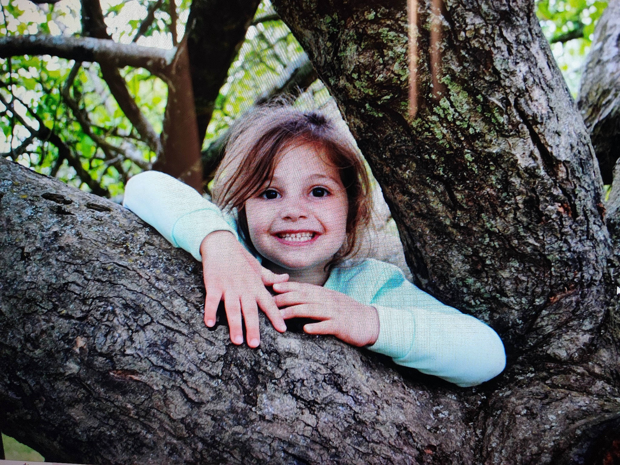 Sydney a rejoint le concours — aidez-le/la à gagner de superbes lots ! adaptation, botany, branch, flash_photography, forest, gesture, grass, happy, joy, leaf, leisure, nature, people_in_nature, person, plant, skin, smile, tree, trunk, twig