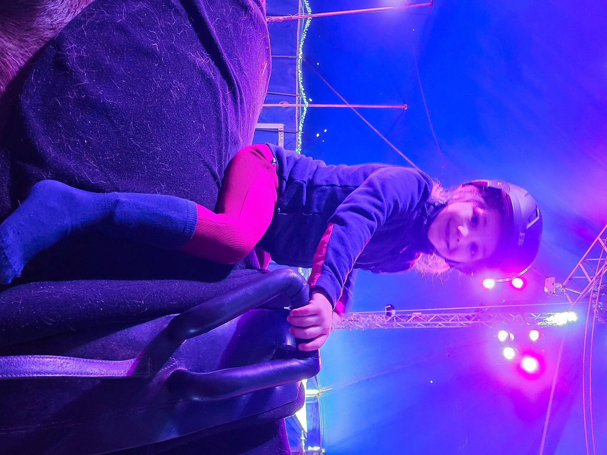 Sydney participe au concours pour gagner de l'argent avec cette photo : artist, blue, electric_blue, entertainment, event, fun, joy, magenta, music, music_artist, music_venue, musician, performance, performing_arts, person, plant, pop_music, purple, singer, tree