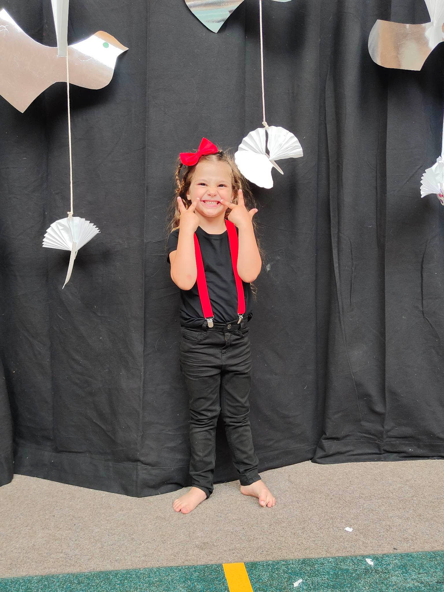 Sydney participe au concours pour gagner de l'argent avec cette photo : asphalt, blazer, cap, carmine, collar, costume, costume_hat, event, eyewear, fashion_accessory, fashion_design, formal_wear, fun, gesture, hat, joy, outerwear, person, sleeve, smile