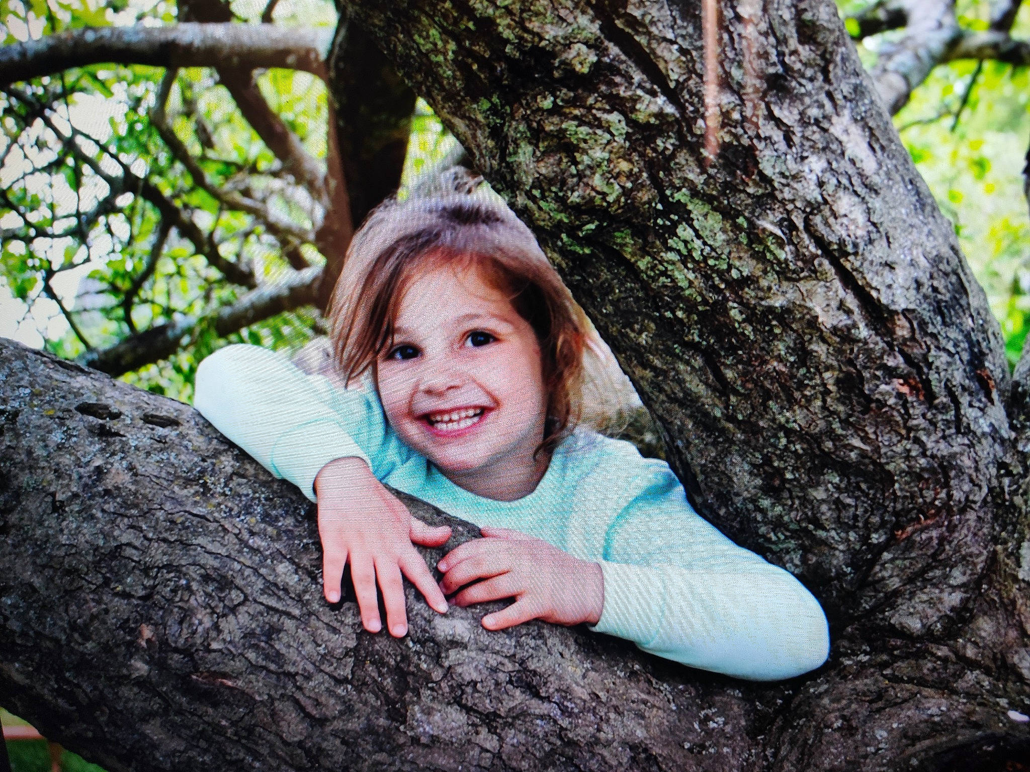 Sydney a rejoint le concours — aidez-le/la à gagner de superbes lots ! botany, branch, eye, flash_photography, forest, grass, hair, happy, joy, leaf, leisure, people_in_nature, person, plant, skin, smile, toddler, tree, trunk, twig
