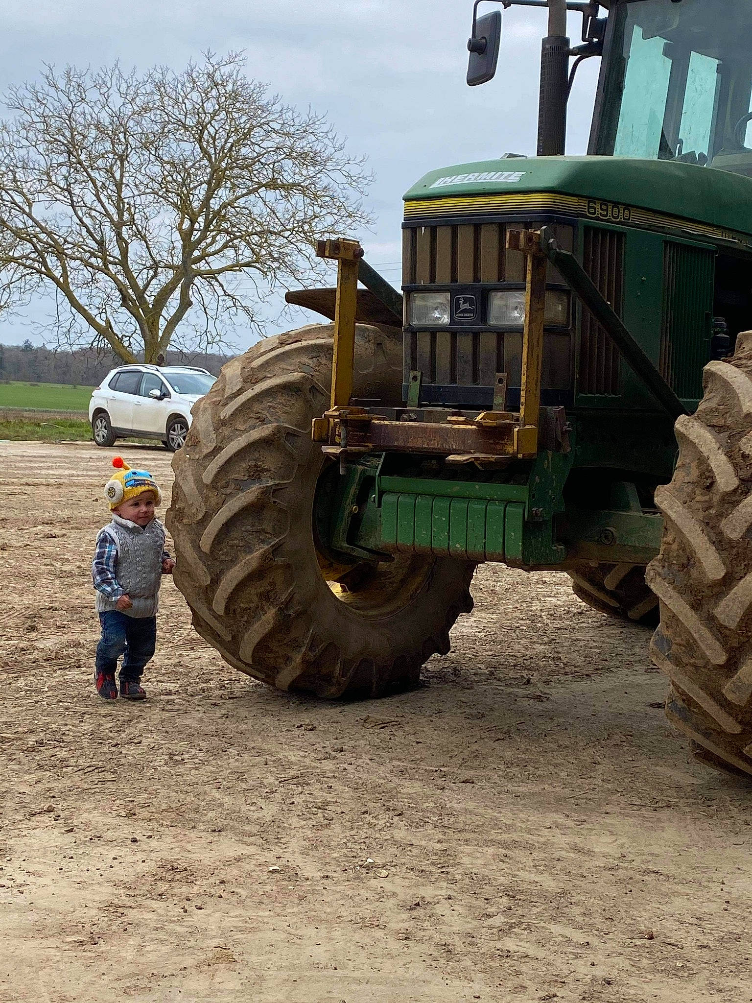 Matteo a rejoint le concours — aidez-le/la à gagner de superbes lots ! agricultural_machinery, automotive_exterior, automotive_tire, automotive_wheel_system, bumper, car, cloud, fender, gas, grass, headwear, motor_vehicle, person, rolling, rural_area, sky, tire, tractor, tread, tree