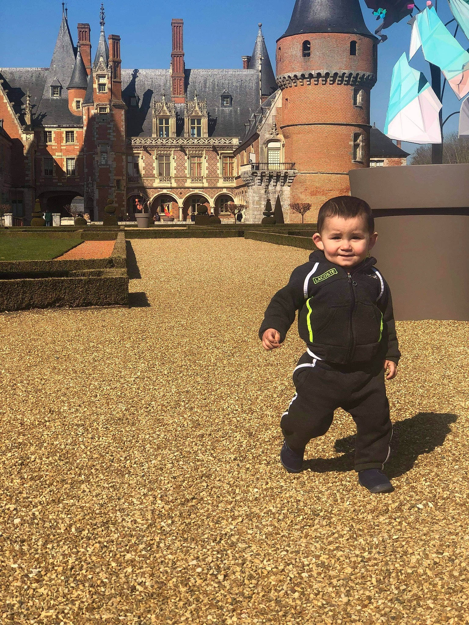 Matteo a rejoint le concours — aidez-le/la à gagner de superbes lots ! building, castle, city, flooring, fun, grass, happy, joy, landmark, landscape, leisure, people_in_nature, person, public_space, recreation, sky, soil, tints_and_shades, toddler, travel