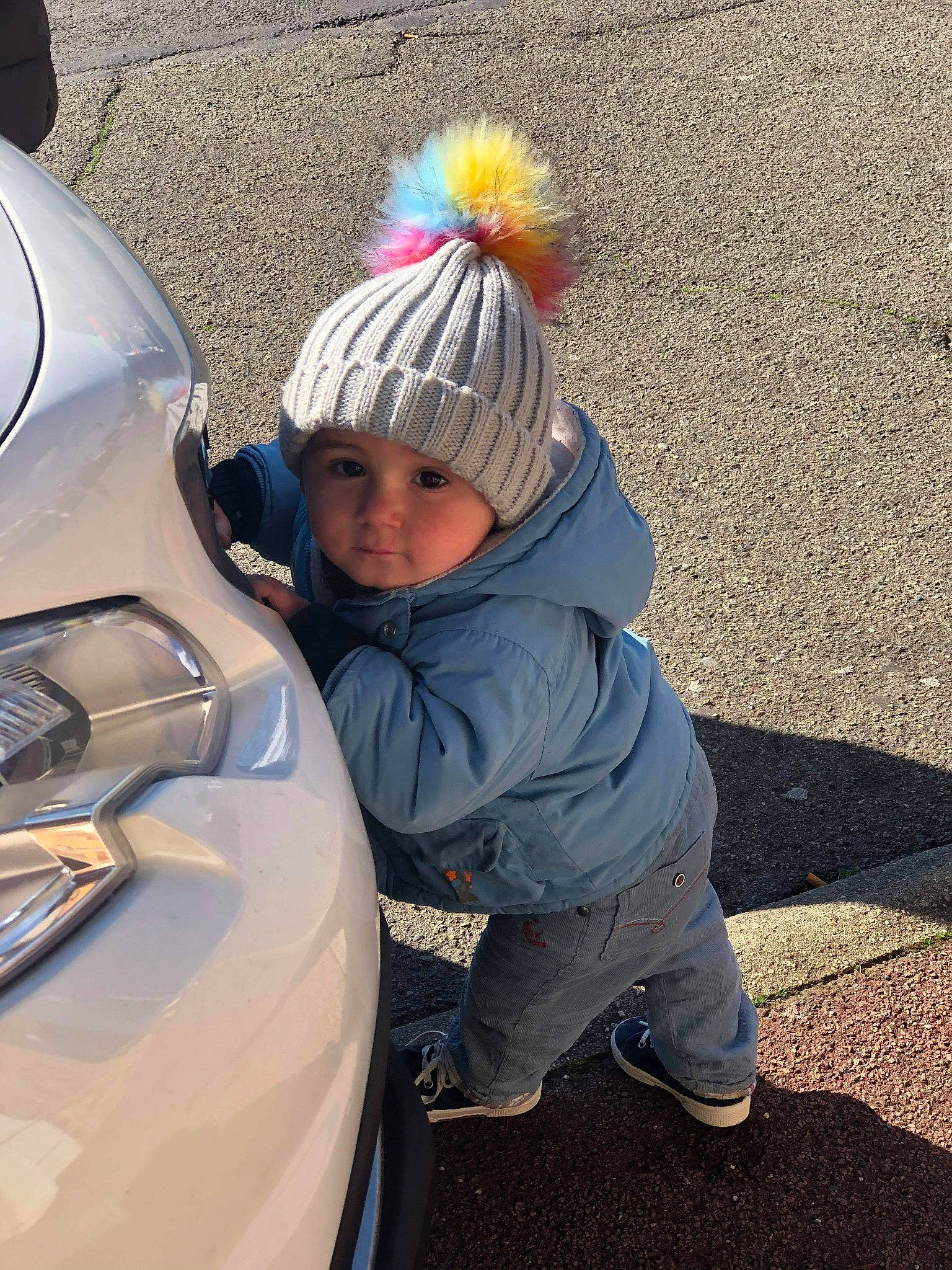 Matteo participe au concours pour gagner de l'argent avec cette photo : alloy_wheel, asphalt, automotive_design, automotive_exterior, automotive_lighting, automotive_tire, automotive_wheel_system, bumper, car, fender, headlamp, headwear, helmet, hood, motor_vehicle, person, personal_luxury_car, recreation, toddler, trunk